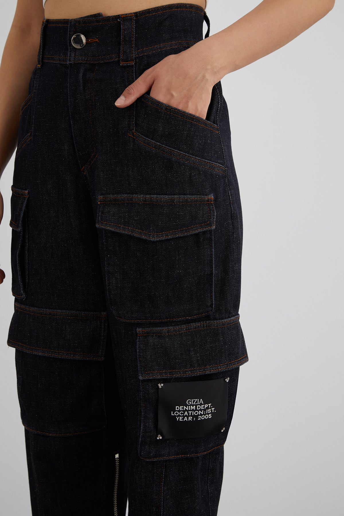 Etiket Detaylı Çok Ceplı Havuç Model Jean Pantolon