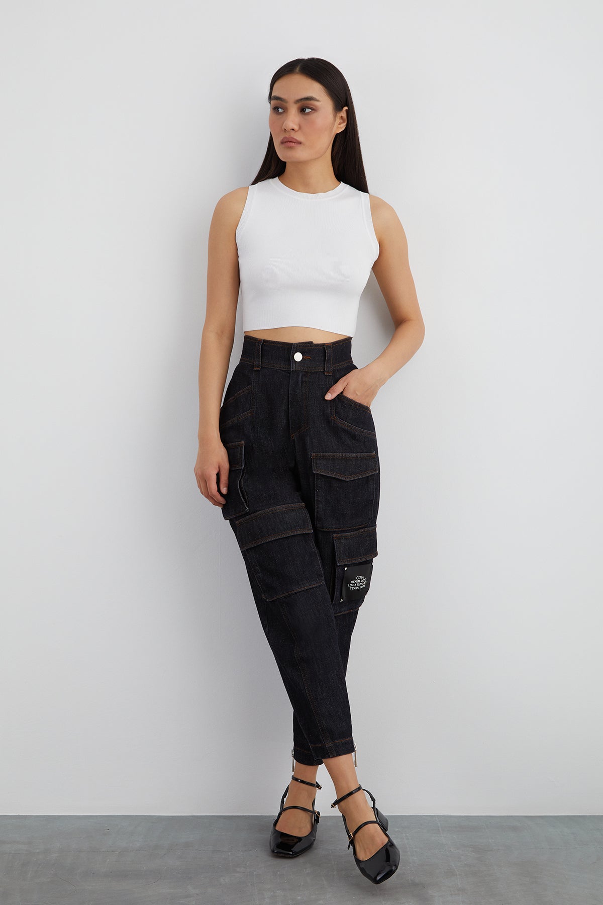 Etiket Detaylı Çok Ceplı Havuç Model Jean Pantolon