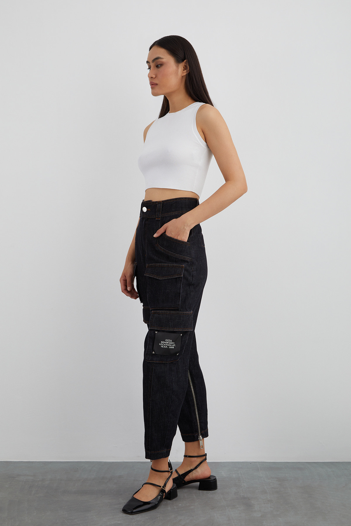 Etiket Detaylı Çok Ceplı Havuç Model Jean Pantolon