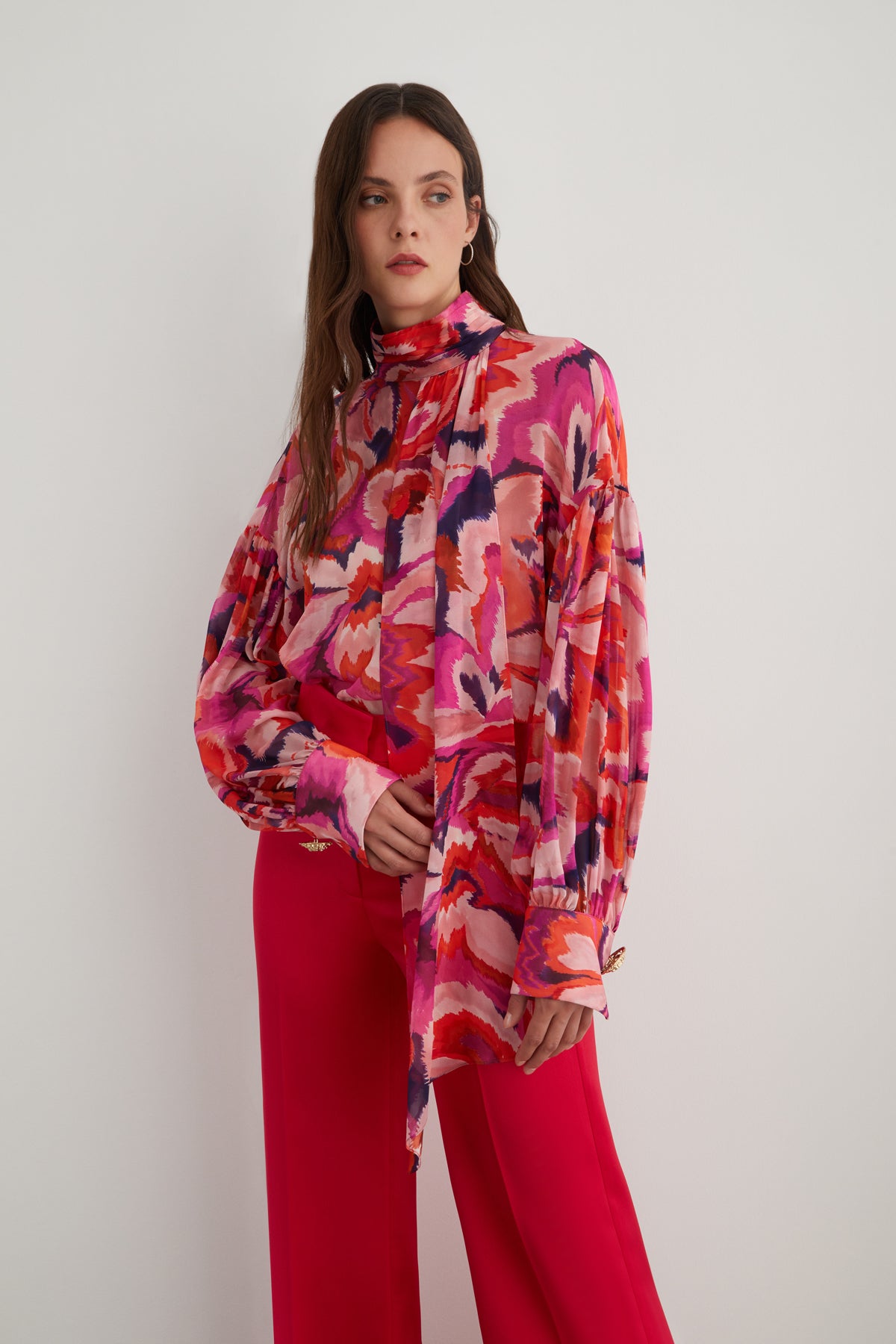 Dik Yaka Desenli Şifon Bluz