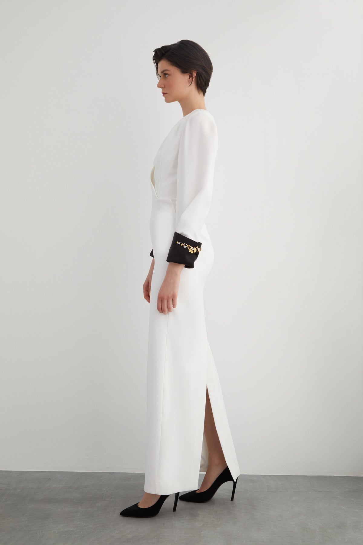 Manşeti İşleme Detaylı V Yaka Arkası Yırtmaçlı Uzun Elbise