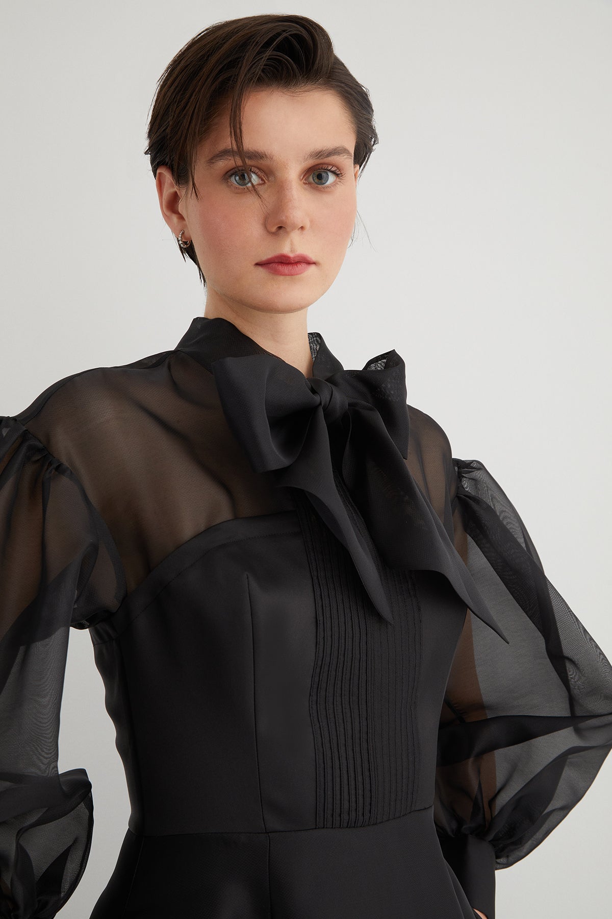 Boyundan Bağlamalı Midi Organze Elbise