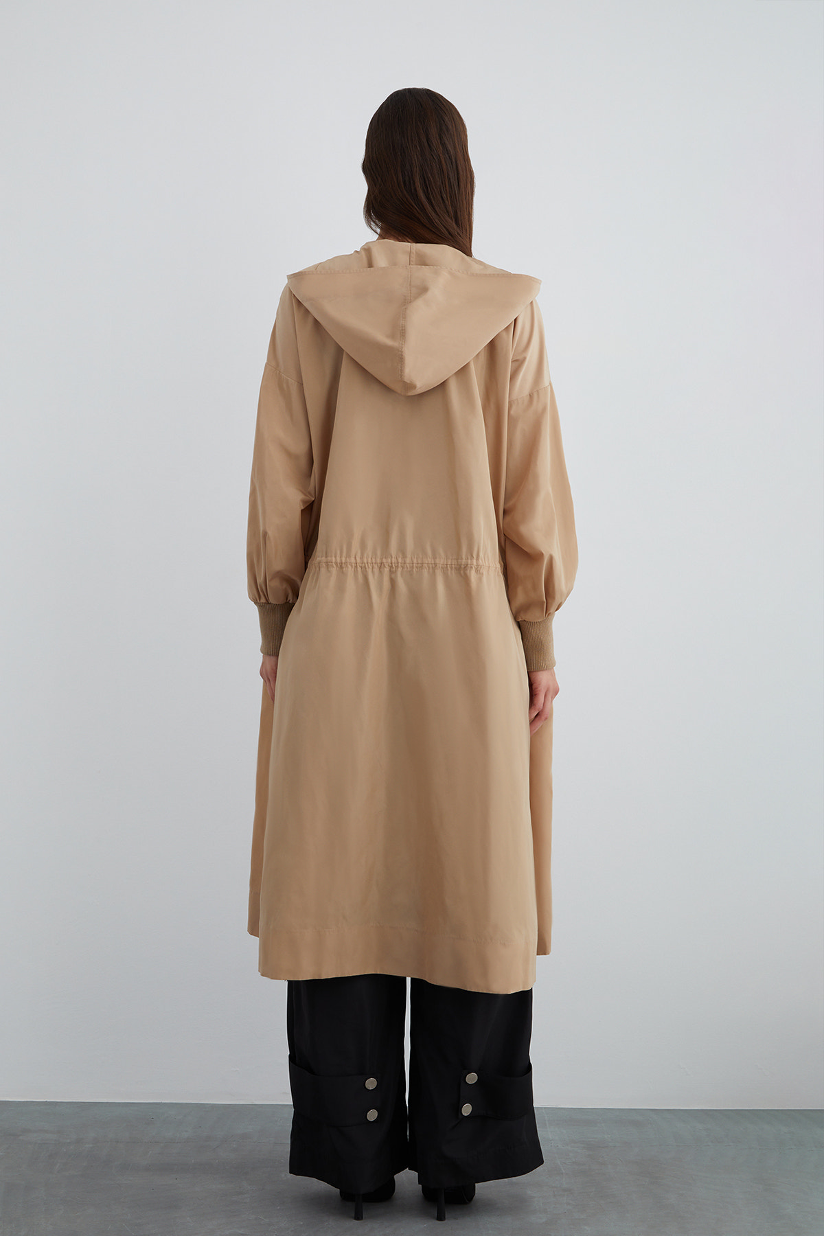 Nakış Detaylı Kolları Triko Manşetli Trençkot