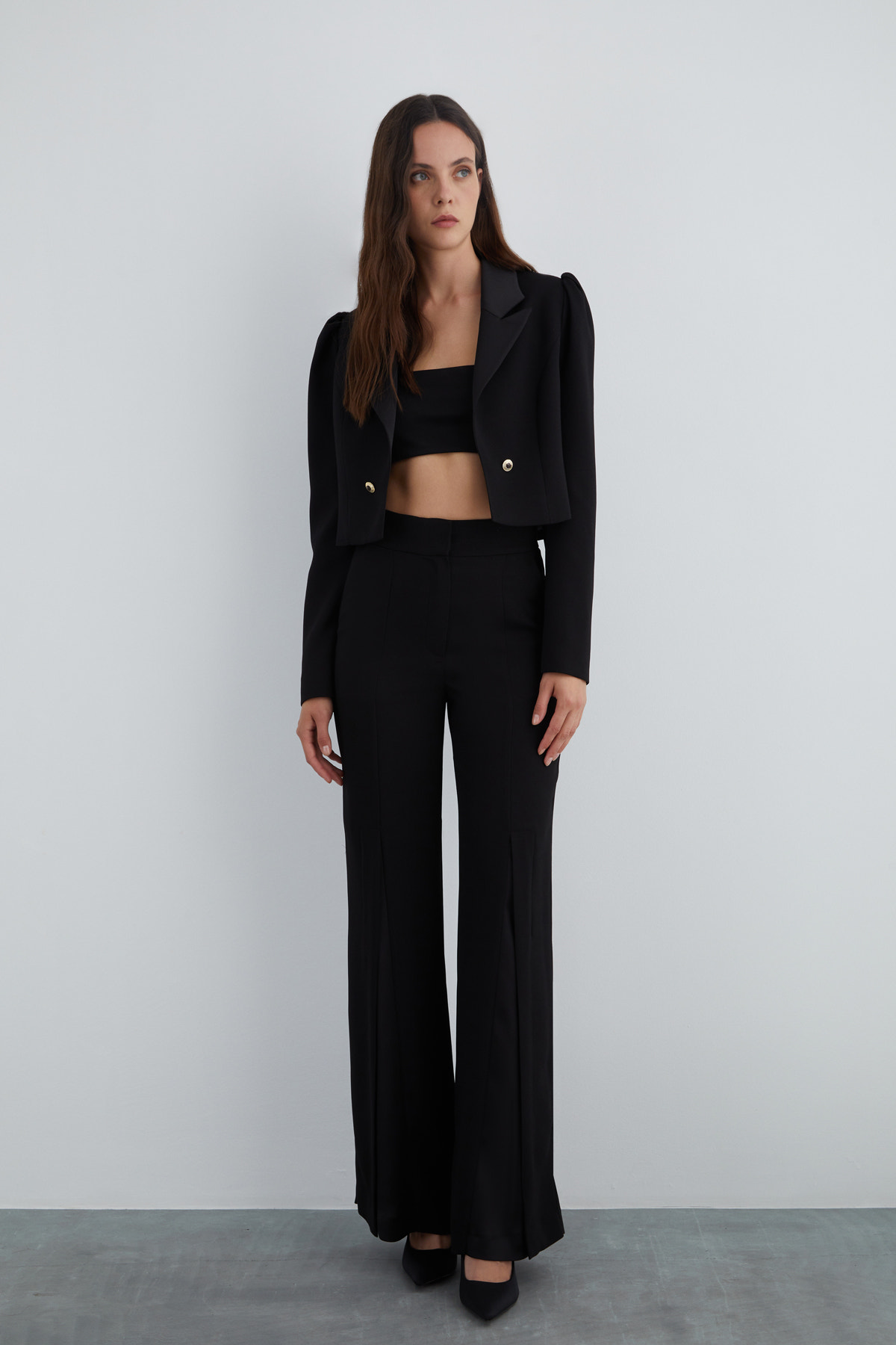 Gold Düğme Detaylı Siyah Kısa Ceket