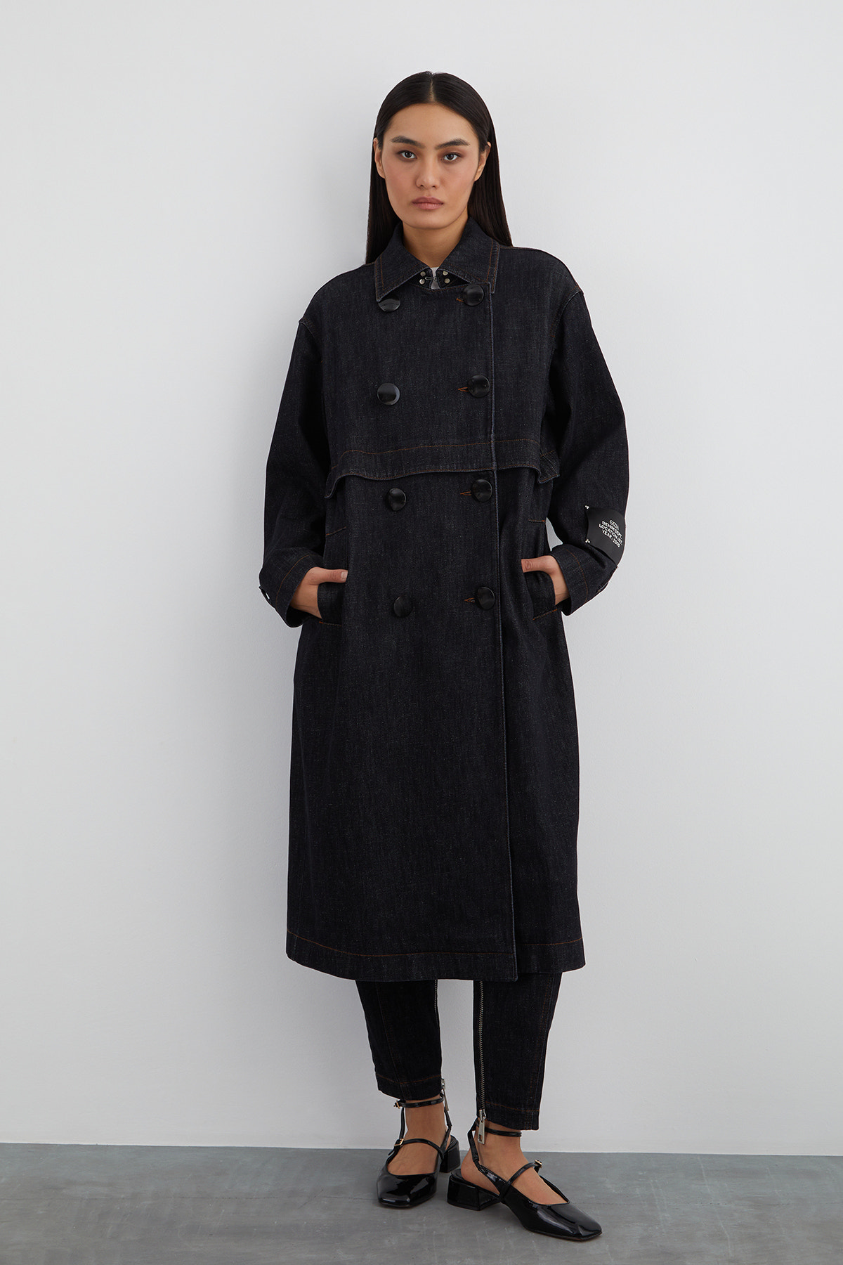 Kolu Etiket Detaylı Astarlı Uzun Jean Trençkot