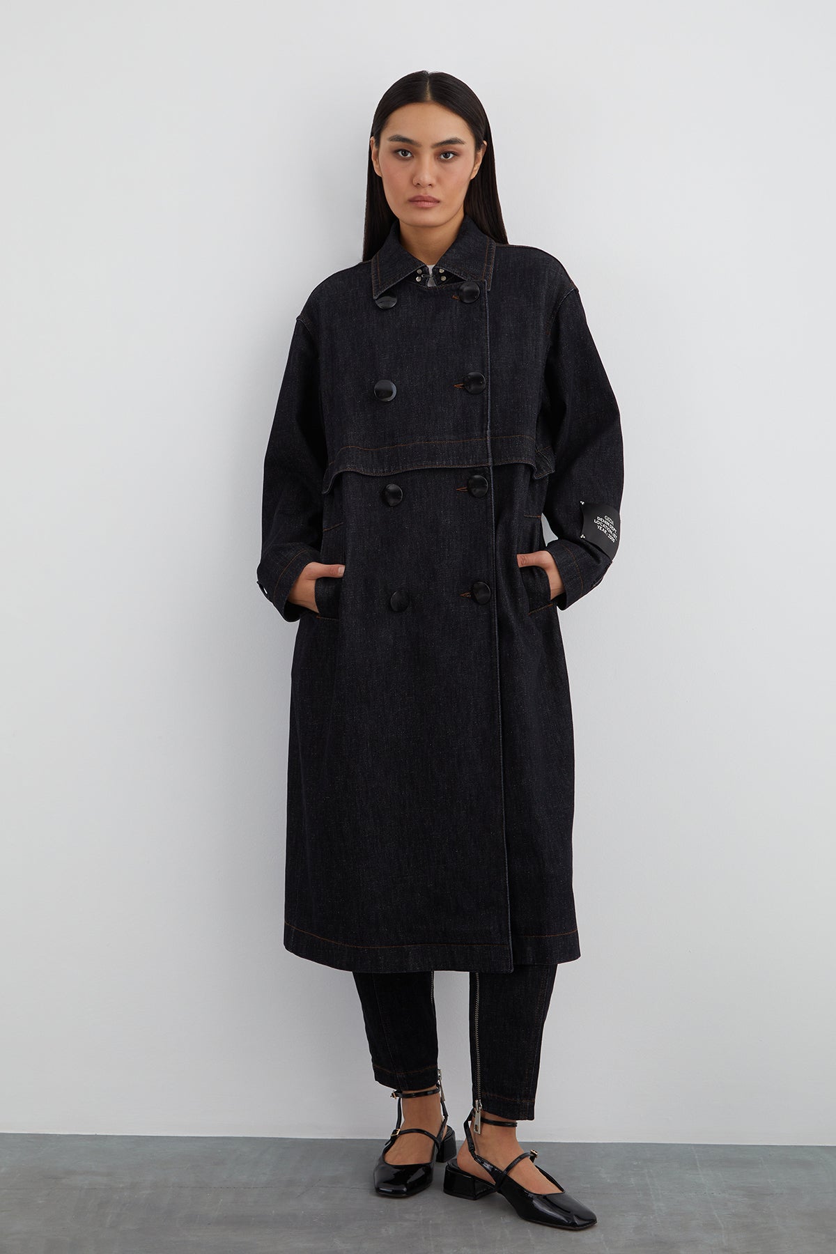 Kolu Etiket Detaylı Astarlı Uzun Jean Trençkot
