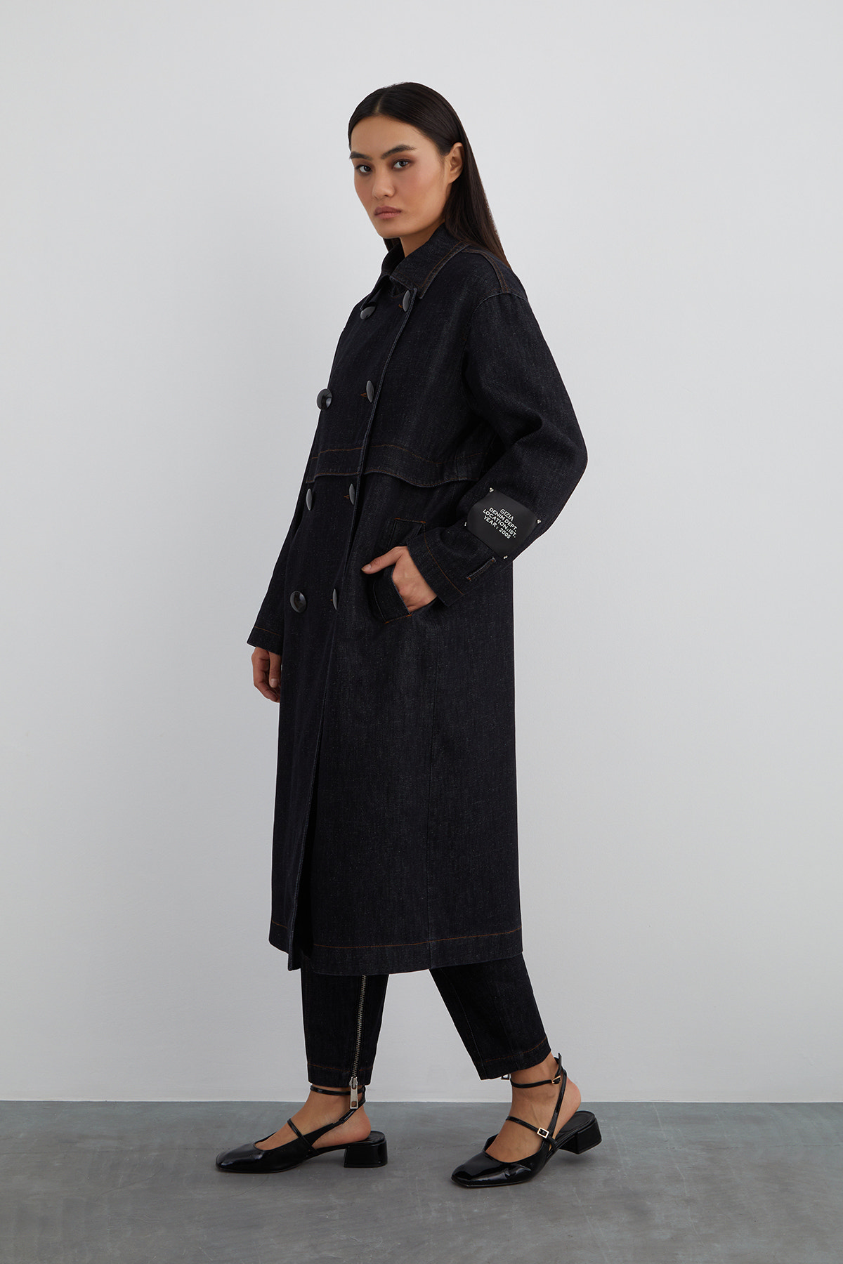 Kolu Etiket Detaylı Astarlı Uzun Jean Trençkot