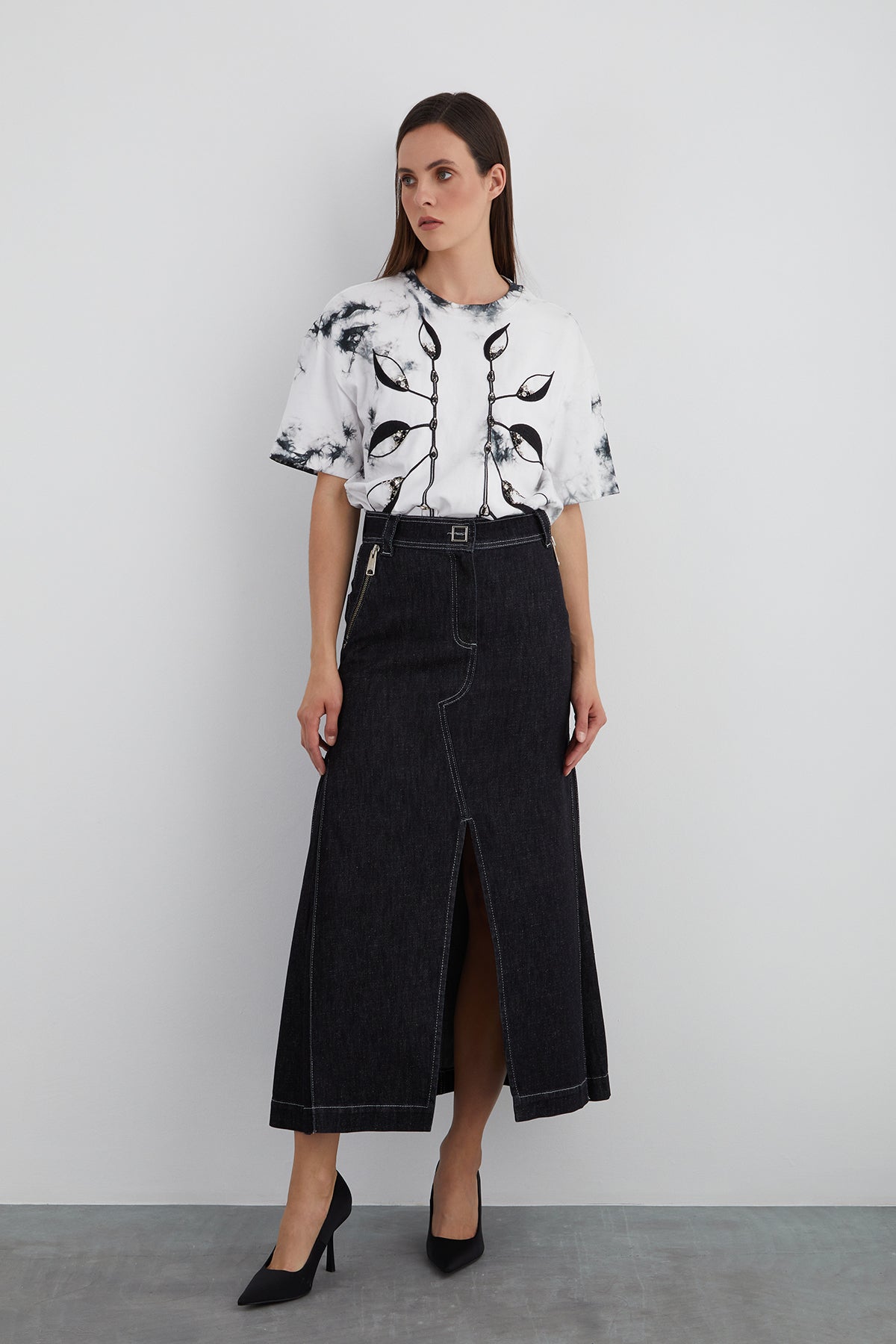 Fermuarlı Cep Detaylı Önü Yırtmaçlı Midi Boy Jean Etek