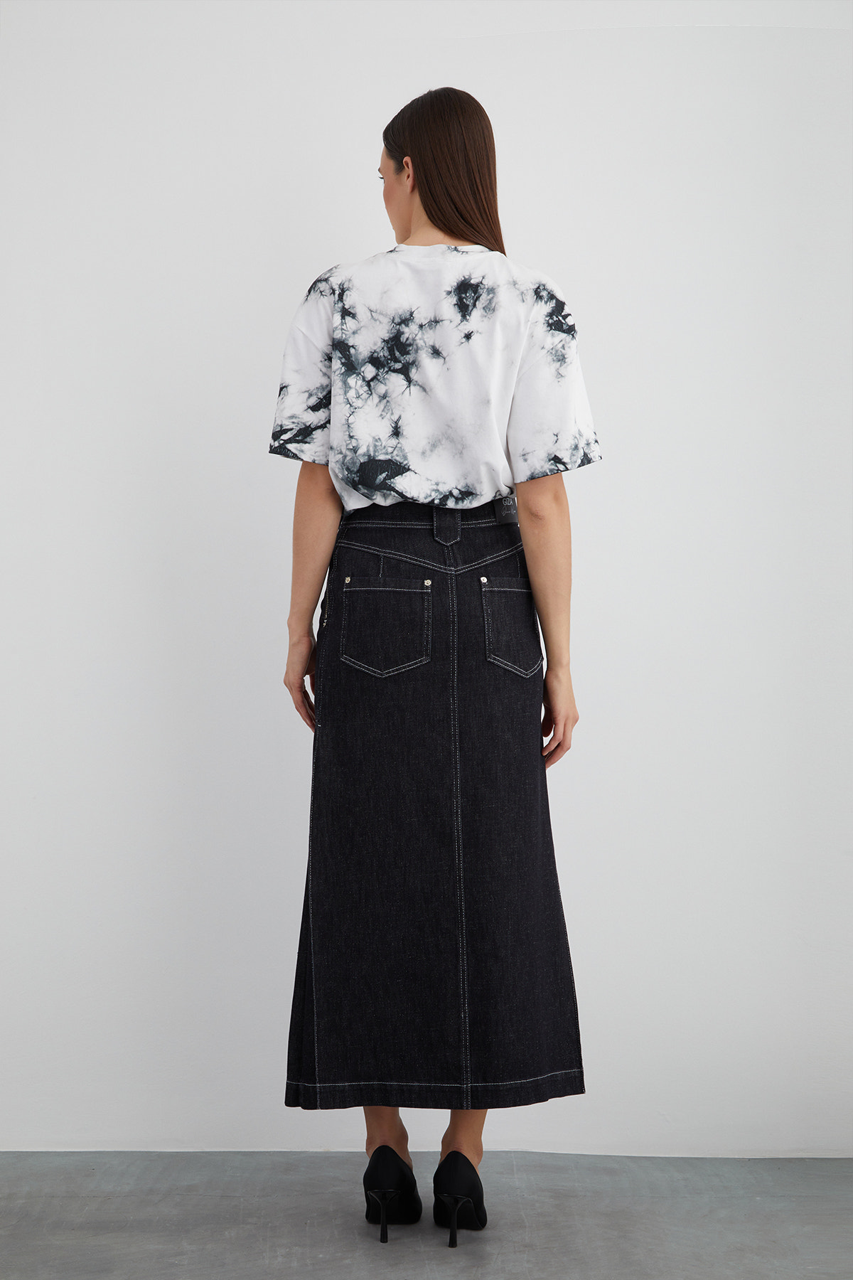 Fermuarlı Cep Detaylı Önü Yırtmaçlı Midi Boy Jean Etek