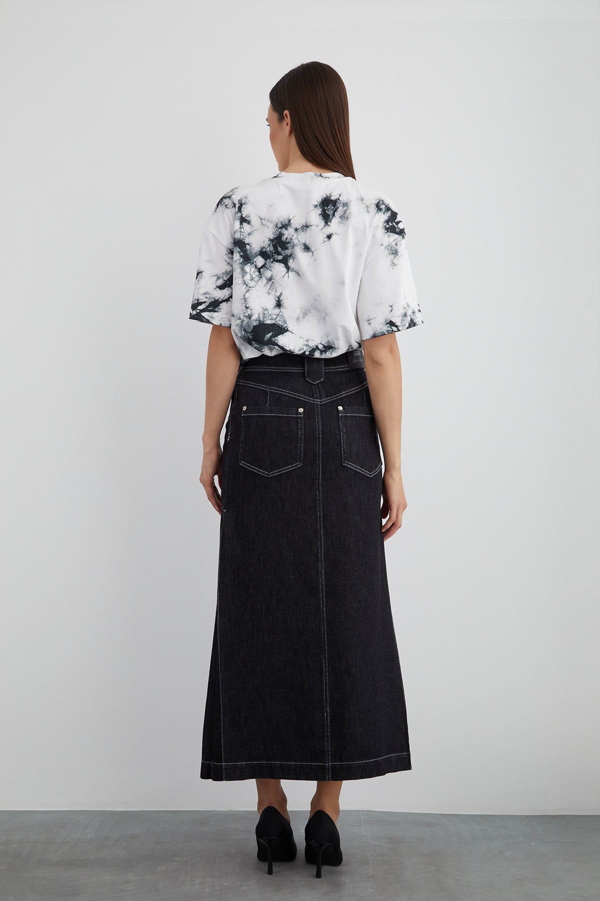 Fermuarlı Cep Detaylı Önü Yırtmaçlı Midi Boy Jean Etek