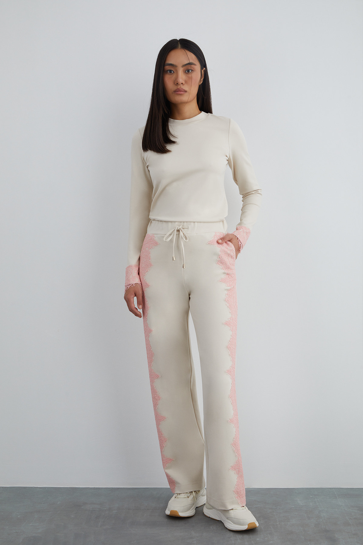 Aksesuar Detaylı Yanları Dantelli Bağcıklı Eşofman Altı