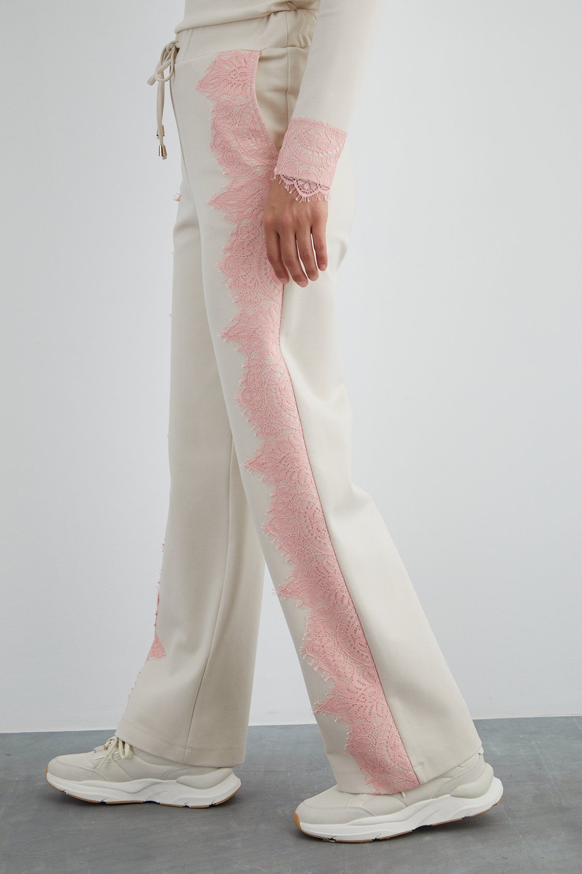 Aksesuar Detaylı Yanları Dantelli Bağcıklı Pantolon