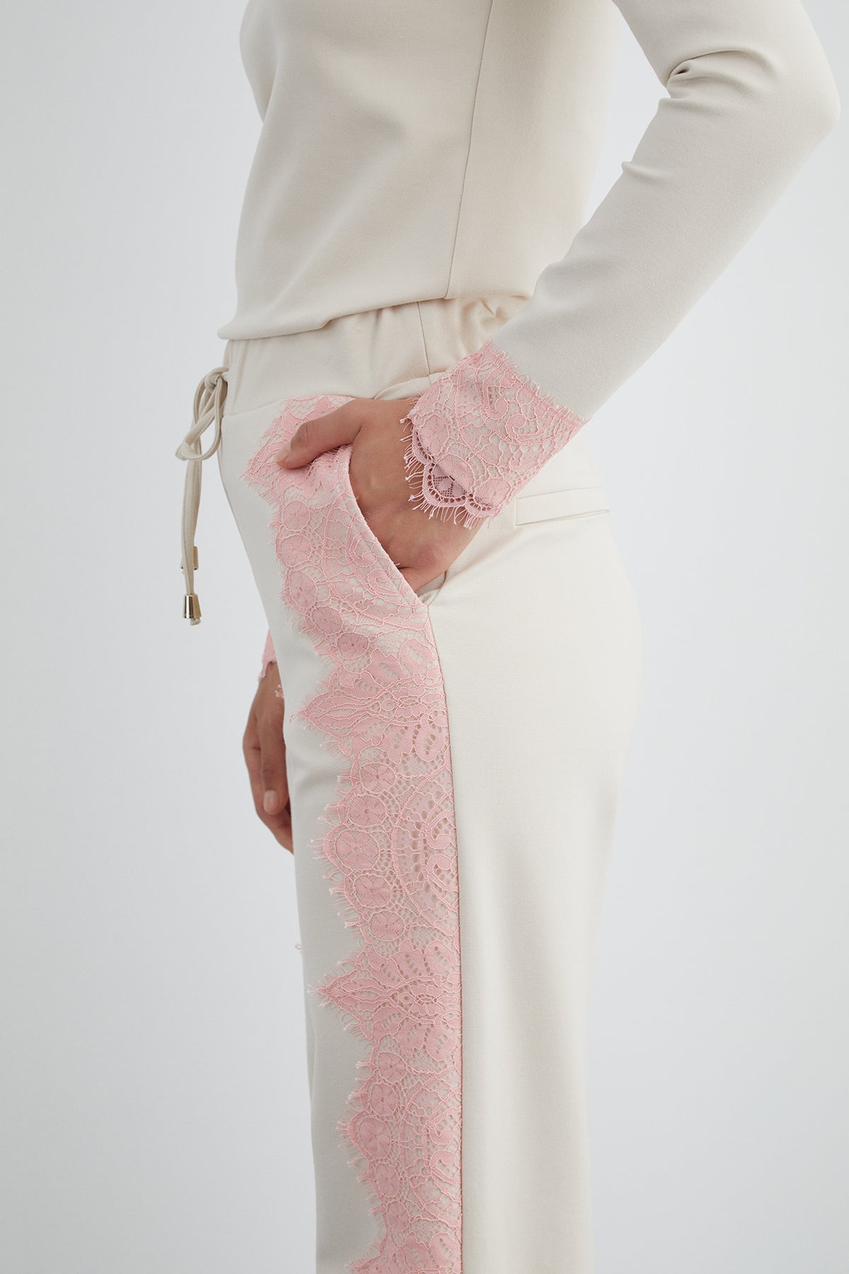 Aksesuar Detaylı Yanları Dantelli Bağcıklı Pantolon