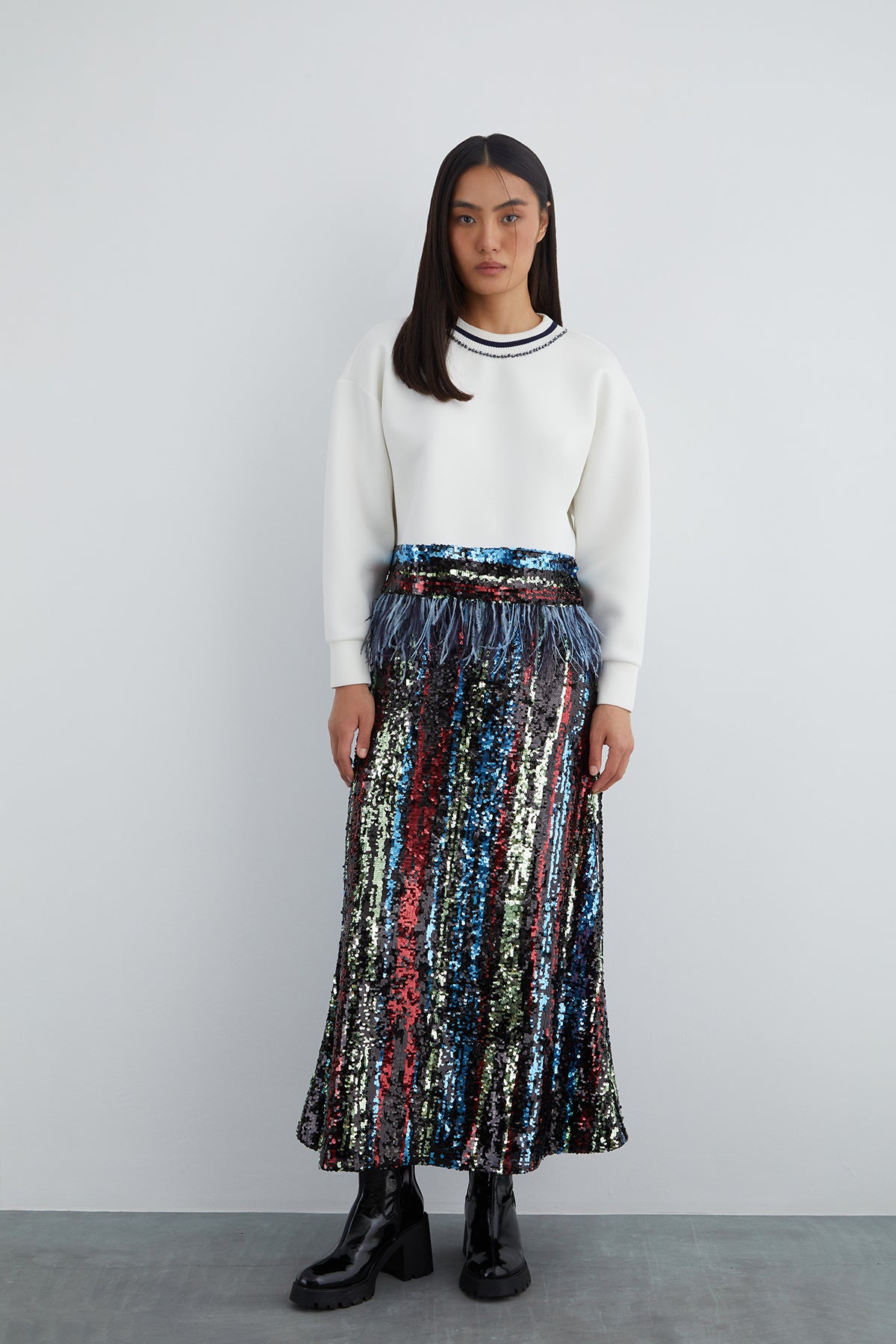 Etek Ucu Tüy Detaylı Pul Payet Garnili Yakası İşlemeli Sweatshirt