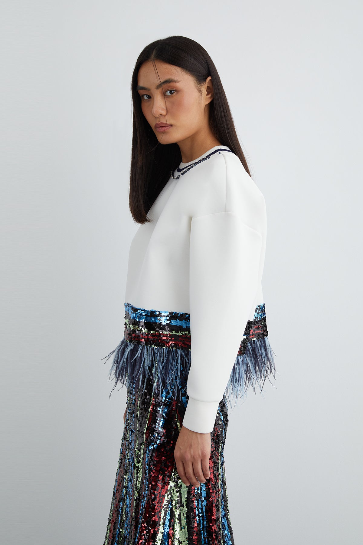 Etek Ucu Tüy Detaylı Pul Payet Garnili Yakası İşlemeli Sweatshirt