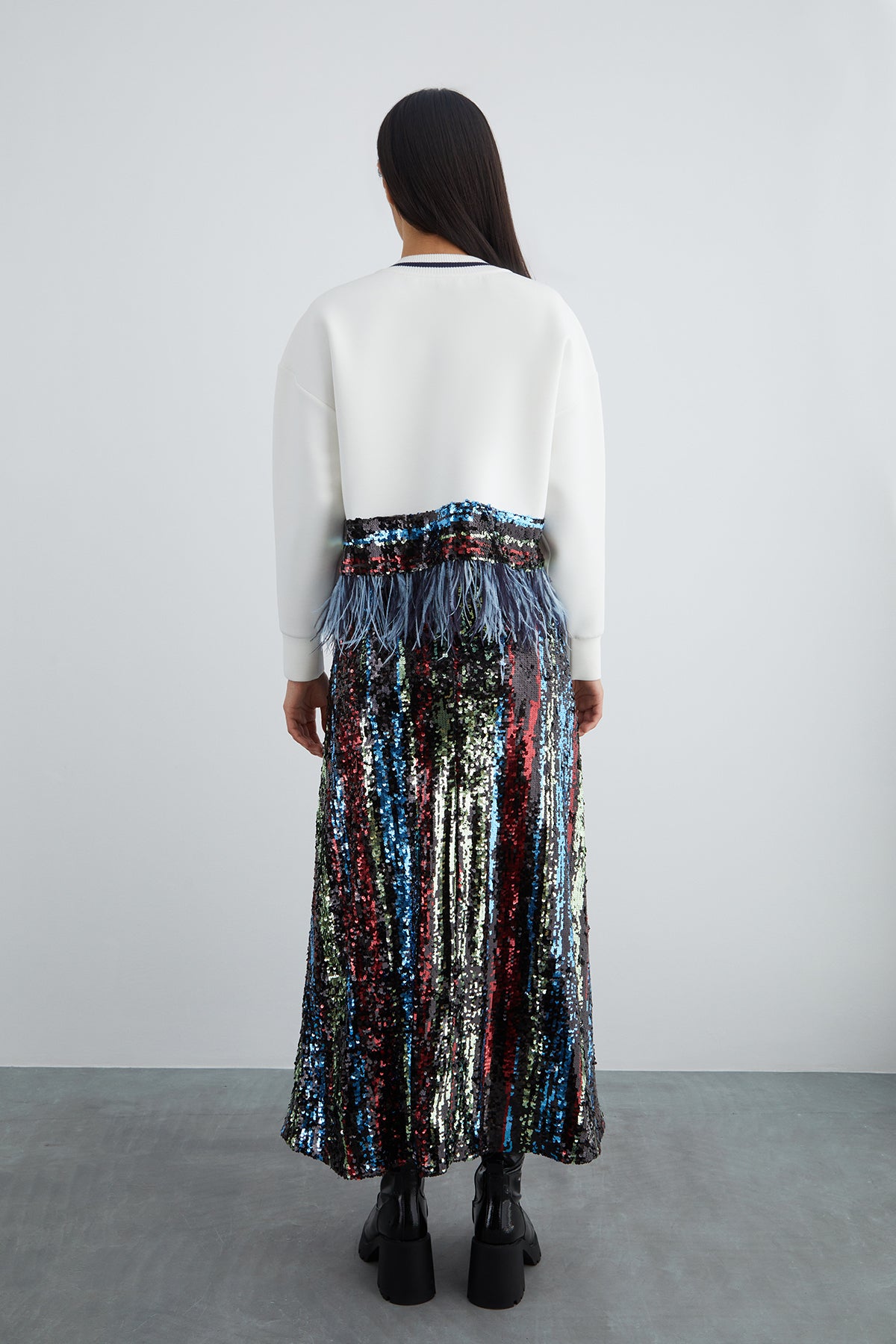 Etek Ucu Tüy Detaylı Pul Payet Garnili Yakası İşlemeli Sweatshirt