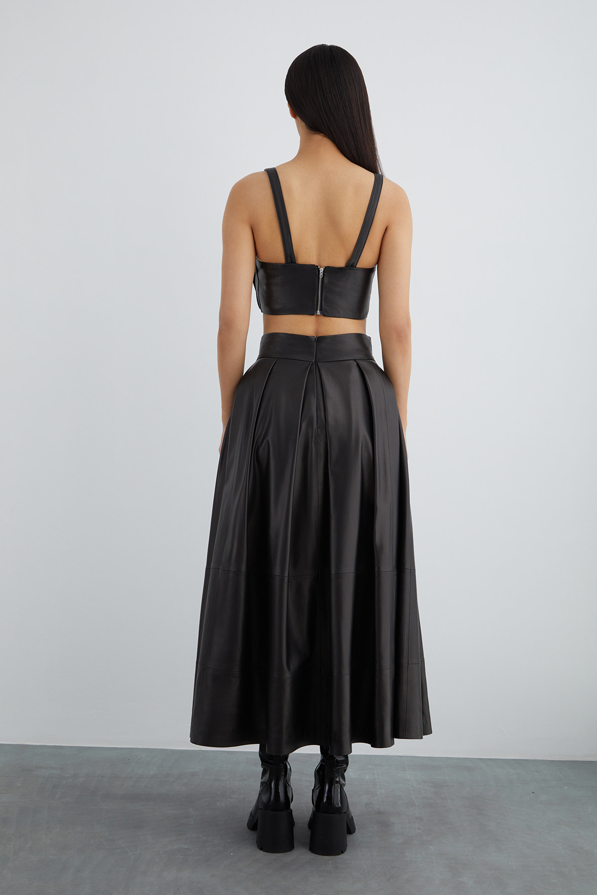 Arkadan Fermuarlı Askılı Deri Crop Top