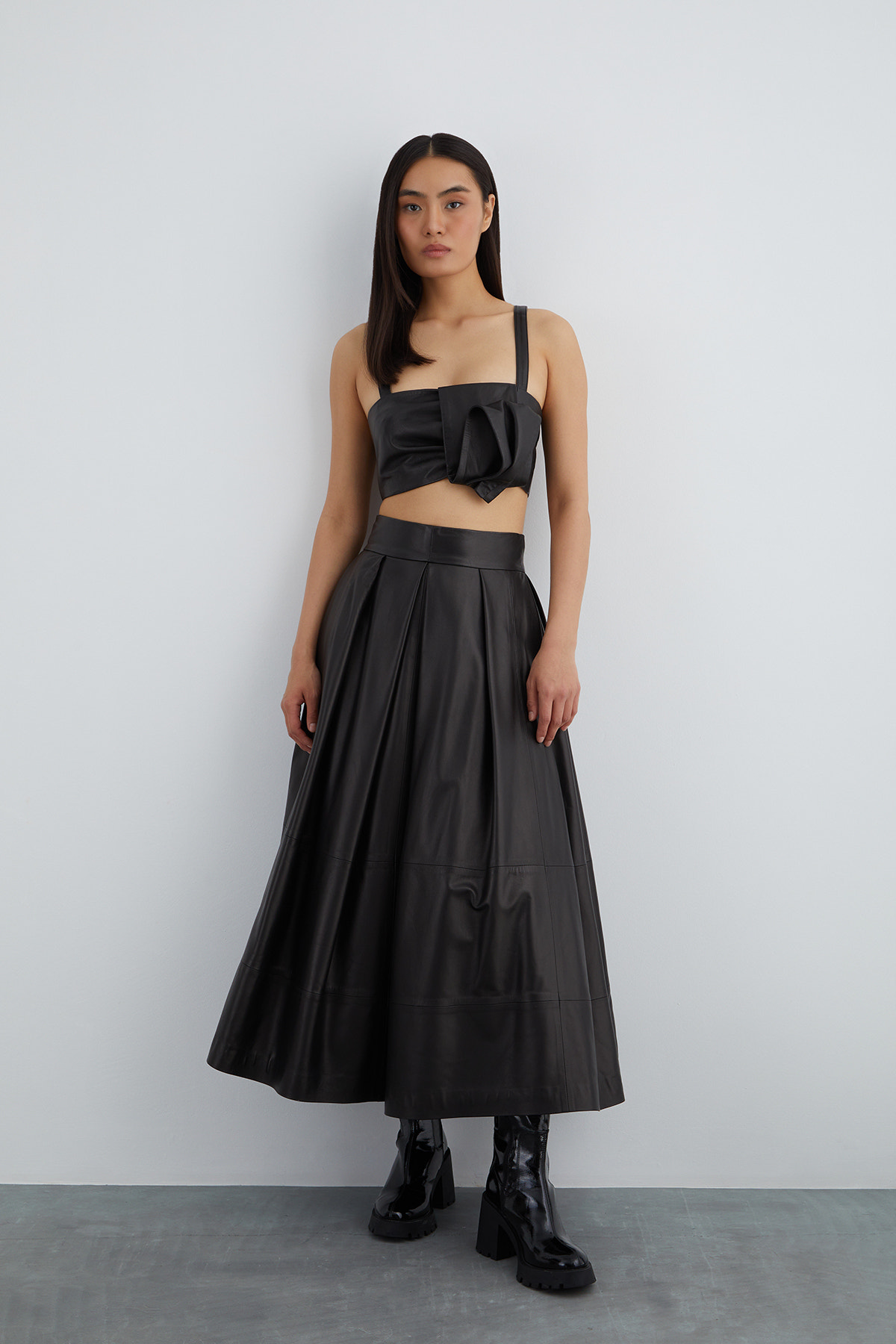 Arkadan Fermuarlı Askılı Deri Crop Top