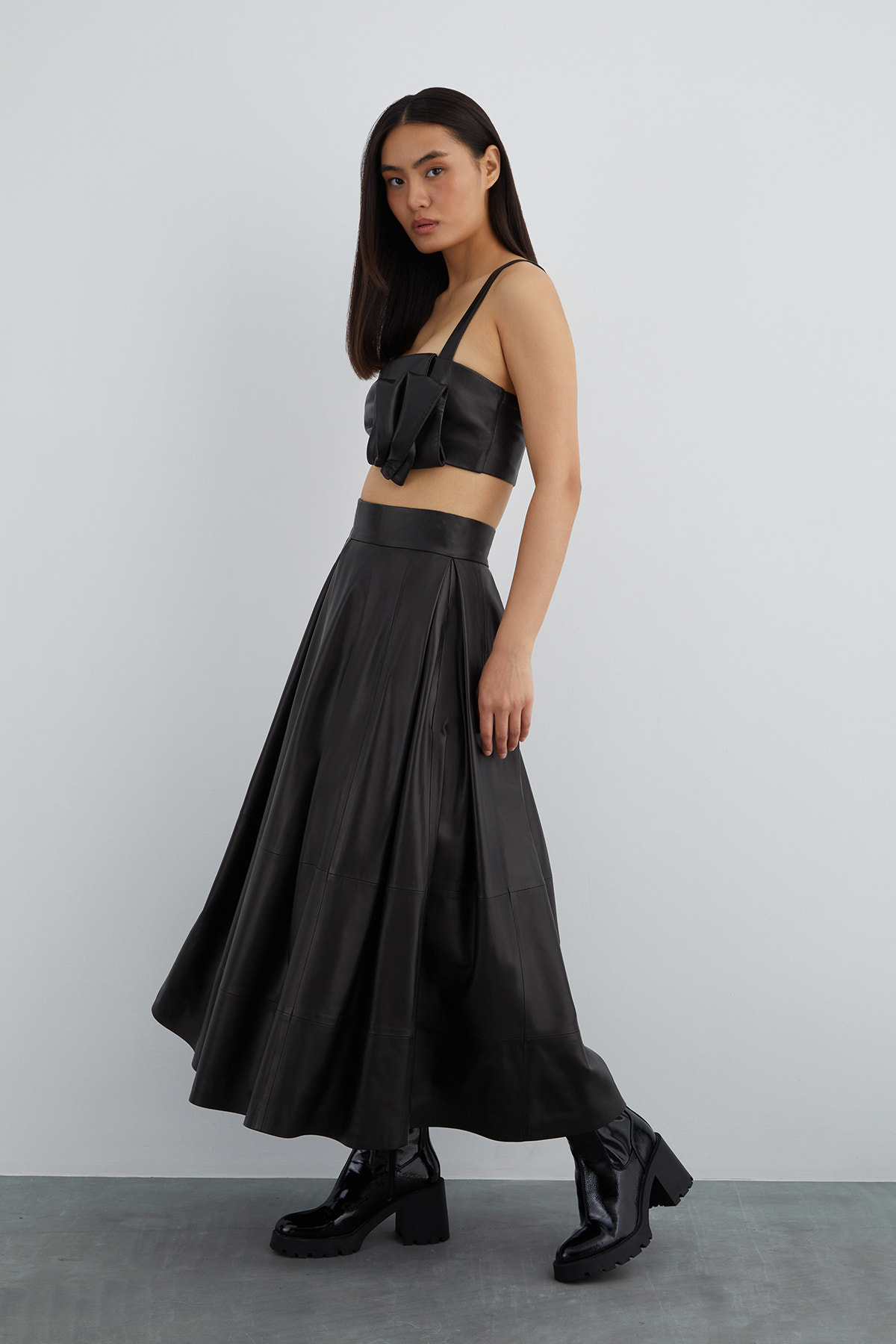 Arkadan Fermuarlı Askılı Deri Crop Top