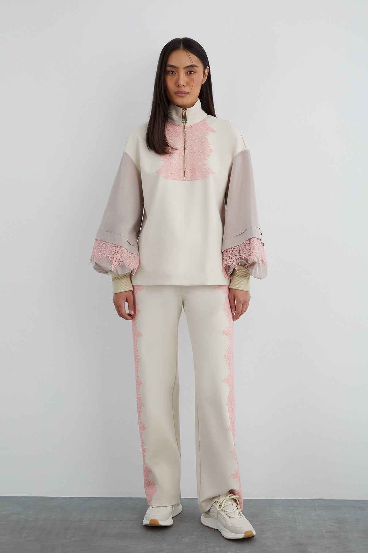 Dantel Detaylı Dik Yaka Sweatshirt