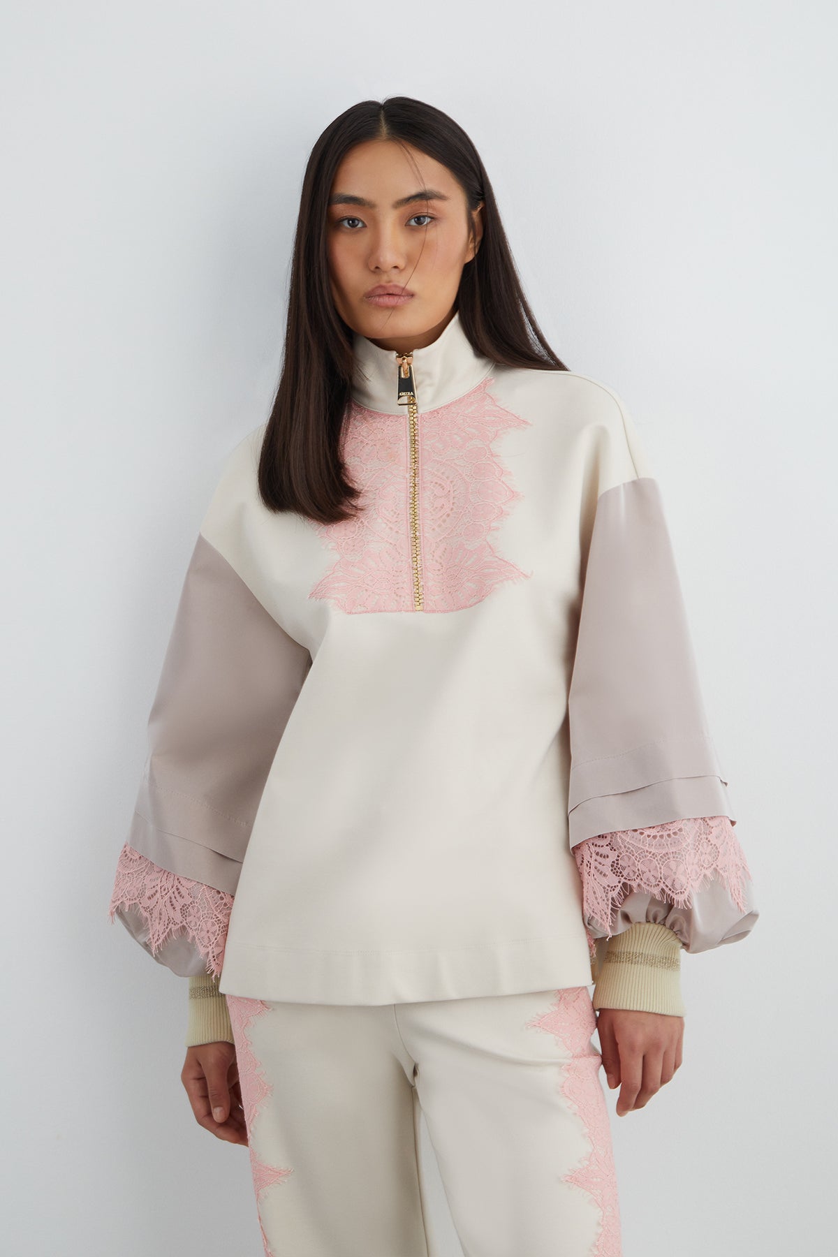 Dantel Detaylı Dik Yaka Sweatshirt