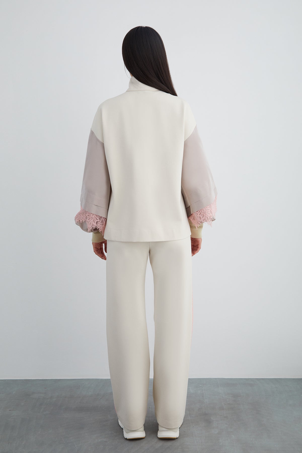 Dantel Detaylı Dik Yaka Sweatshirt