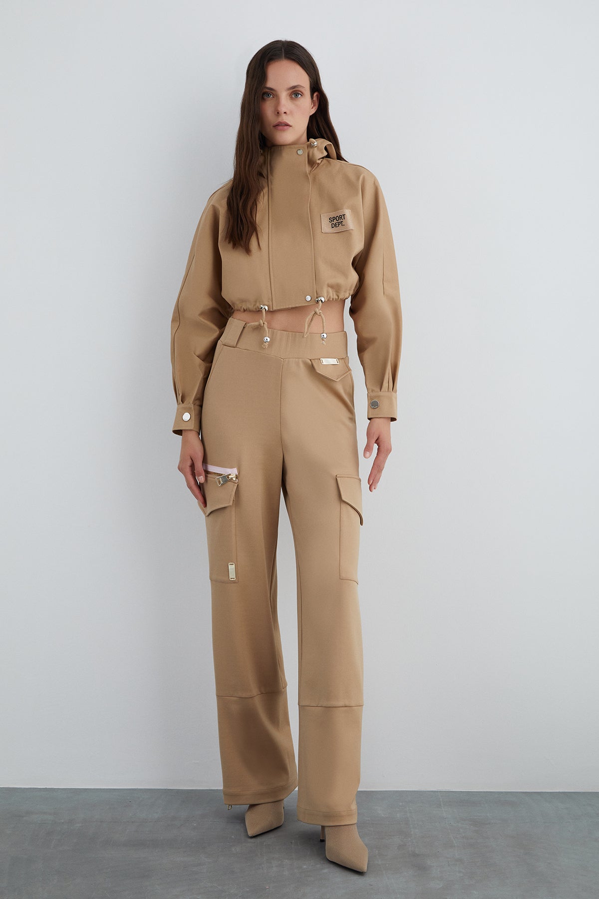 Aplike Nakış Detaylı Kısa Kapüşonlu Ceket