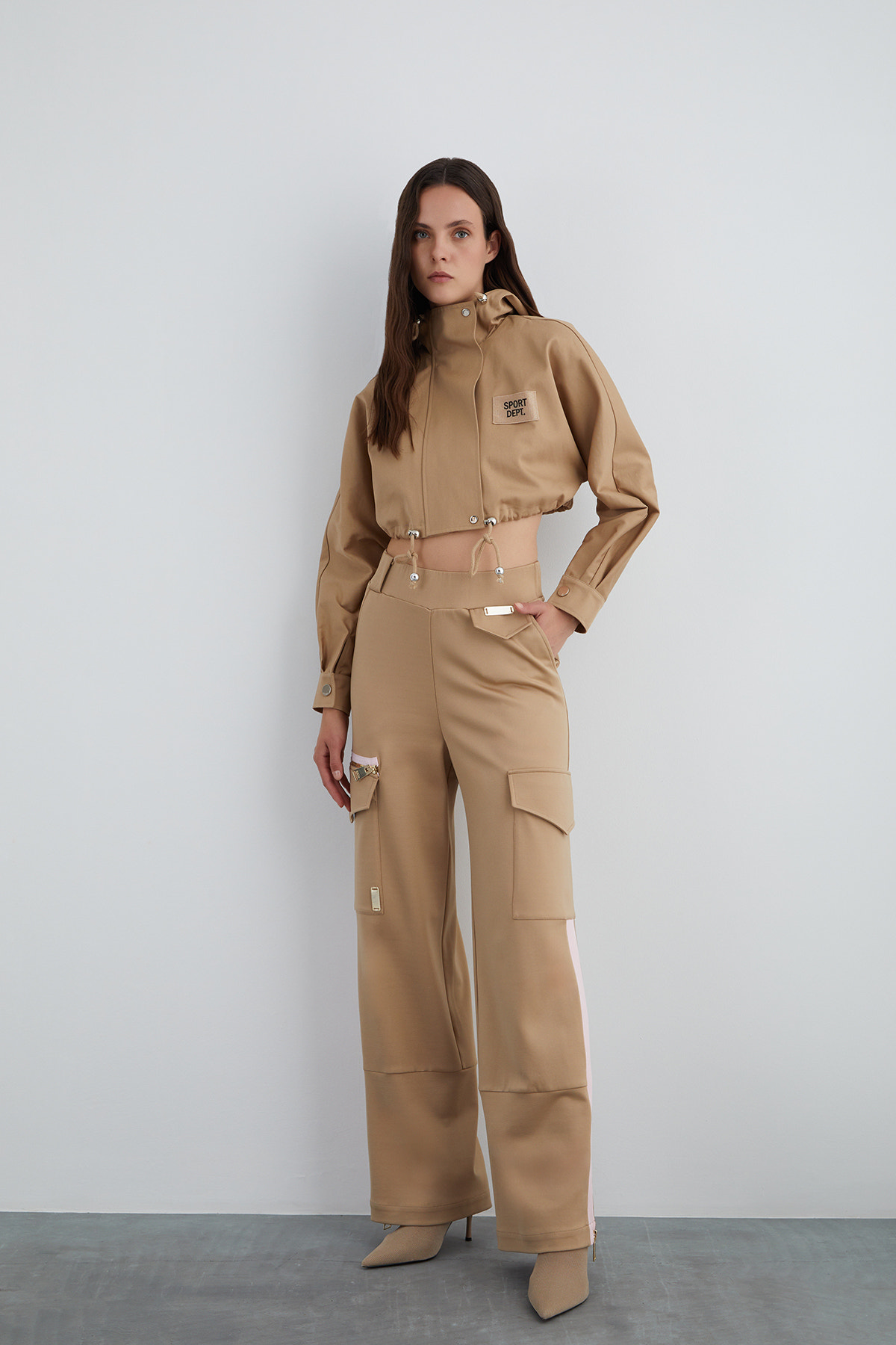 Aplike Nakış Detaylı Kısa Kapüşonlu Ceket