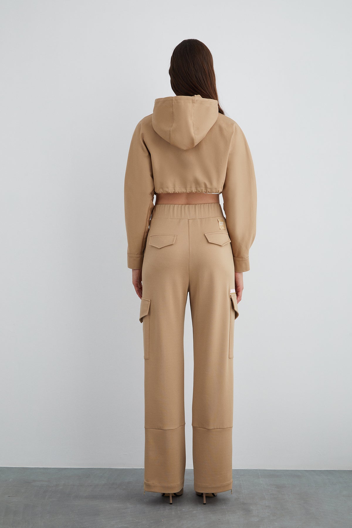 Aplike Nakış Detaylı Kısa Kapüşonlu Ceket