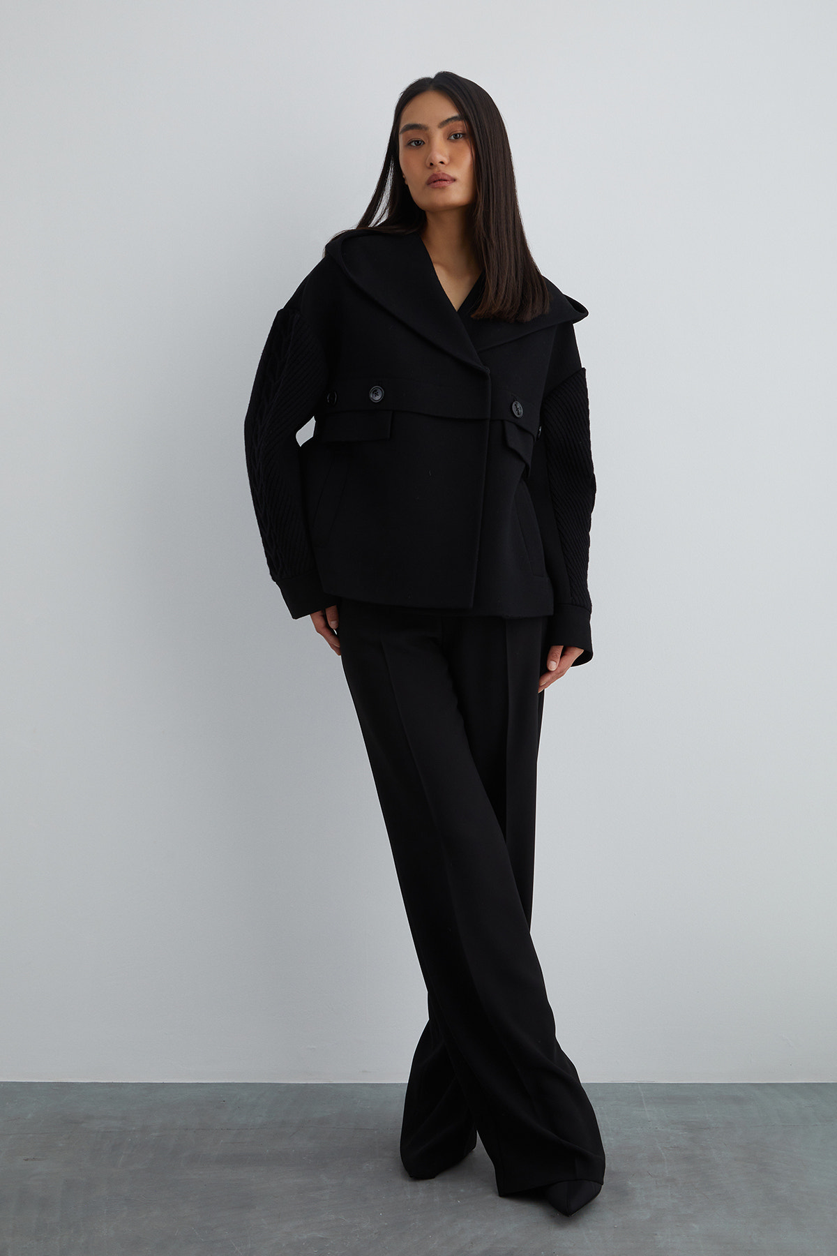 Geniş Kapüşonlu Kol Detaylı Kısa Kaban