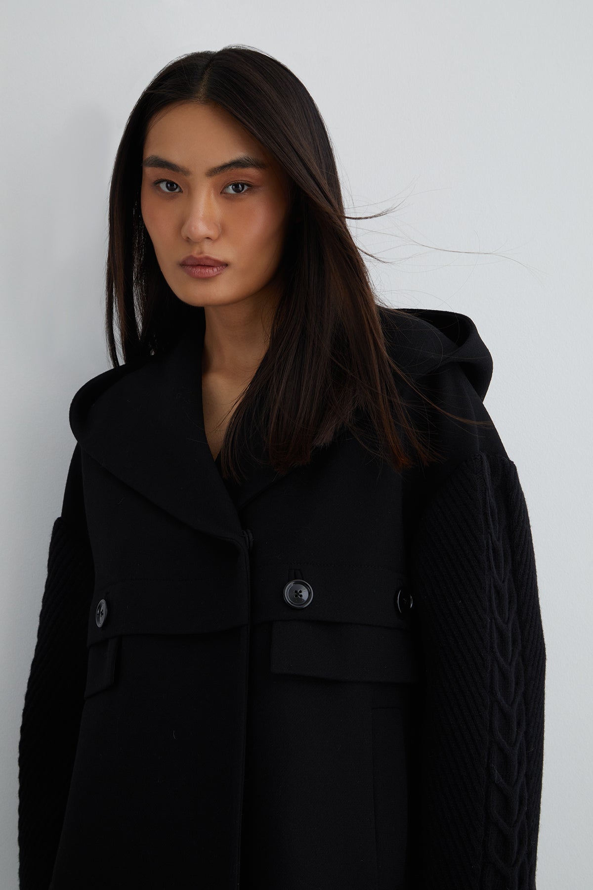 Geniş Kapüşonlu Kol Detaylı Kısa Kaban