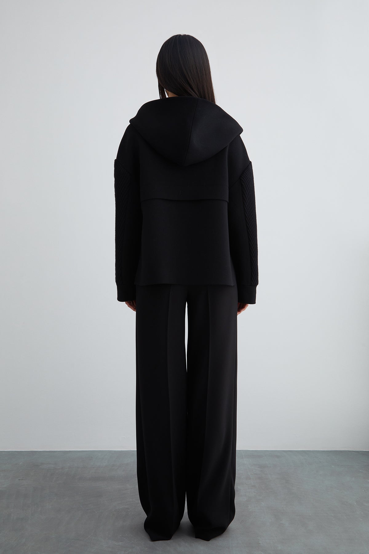 Geniş Kapüşonlu Kol Detaylı Kısa Kaban