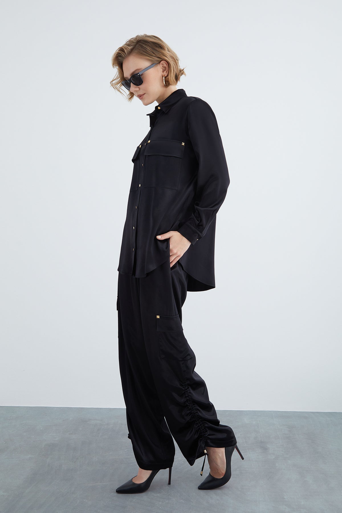 Gömlek Ve Kargo Pantolonlu Parlak Kadın Saten Takım