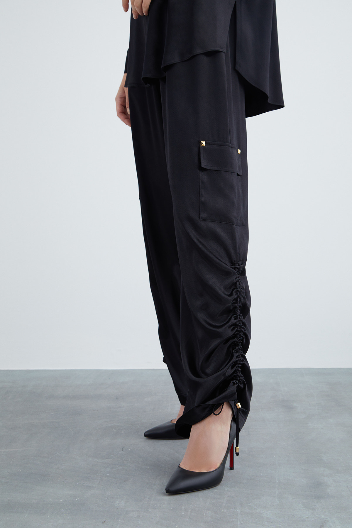 Gömlek Ve Kargo Pantolonlu Parlak Kadın Saten Takım