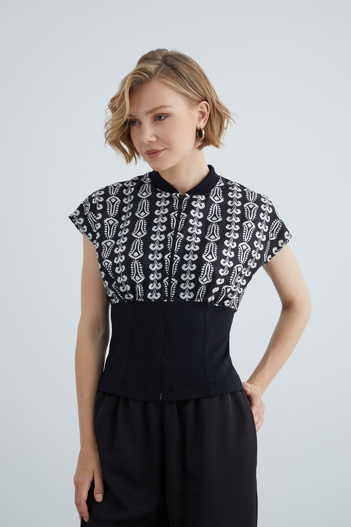 Beli Korse Detaylı Desenli Bluz