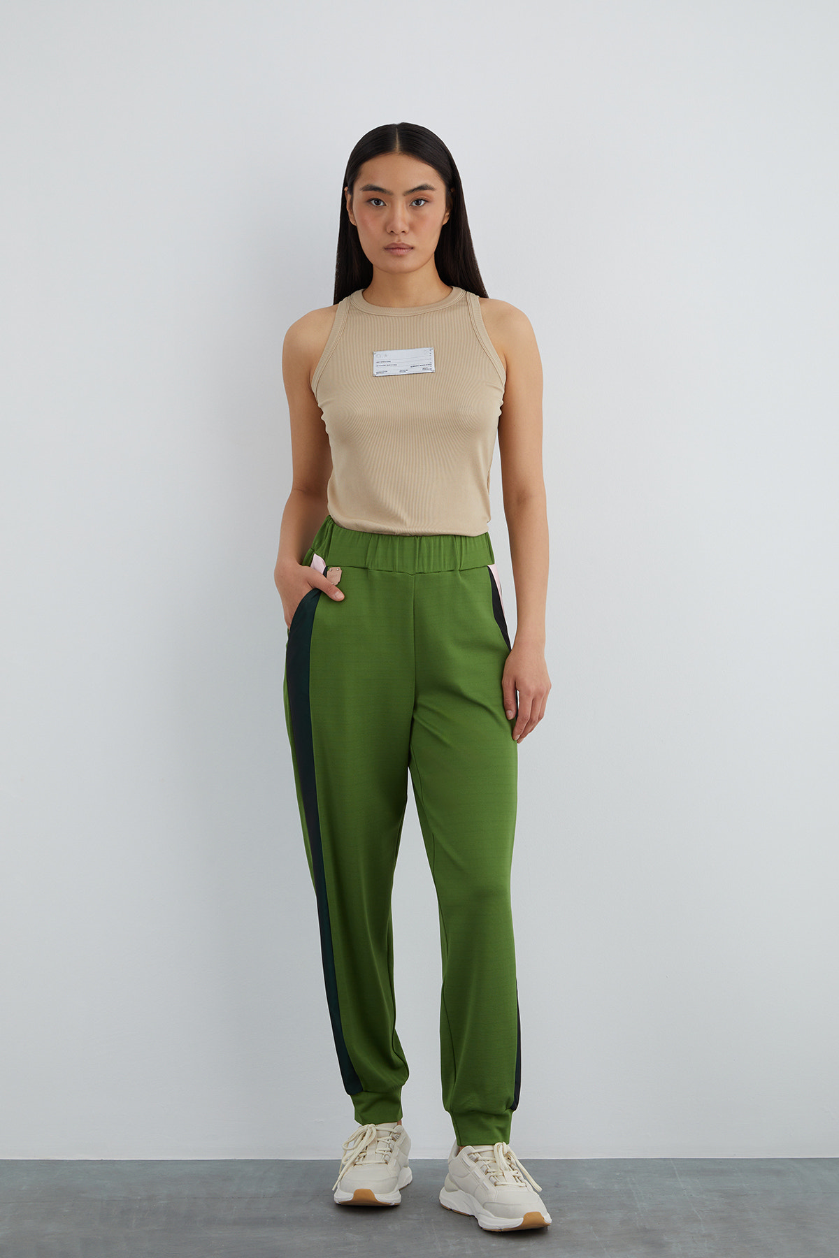 Beli Lastikli Yanları Şerit Detaylı Eşofman Altı