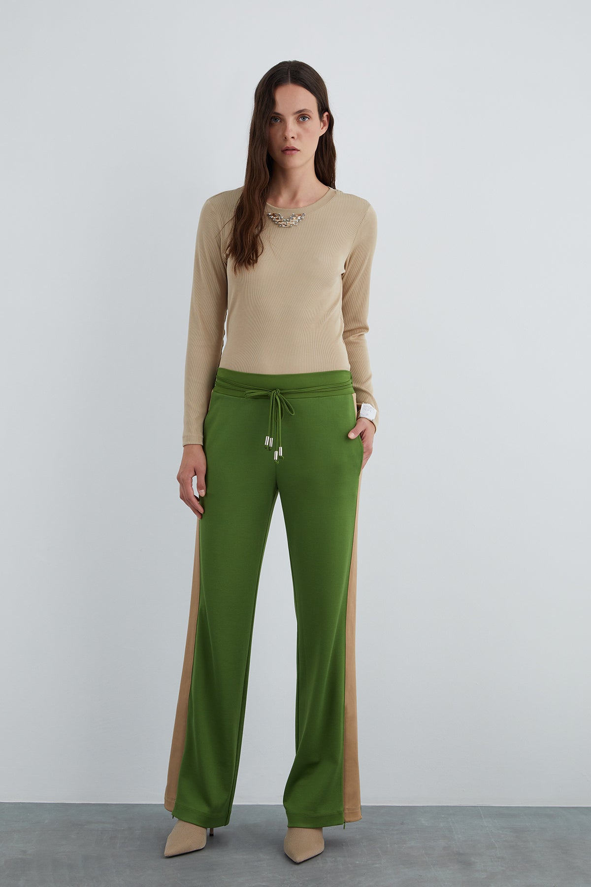 Beli Sabit Bağcık Detaylı Yanları Şeritli Eşofman Altı