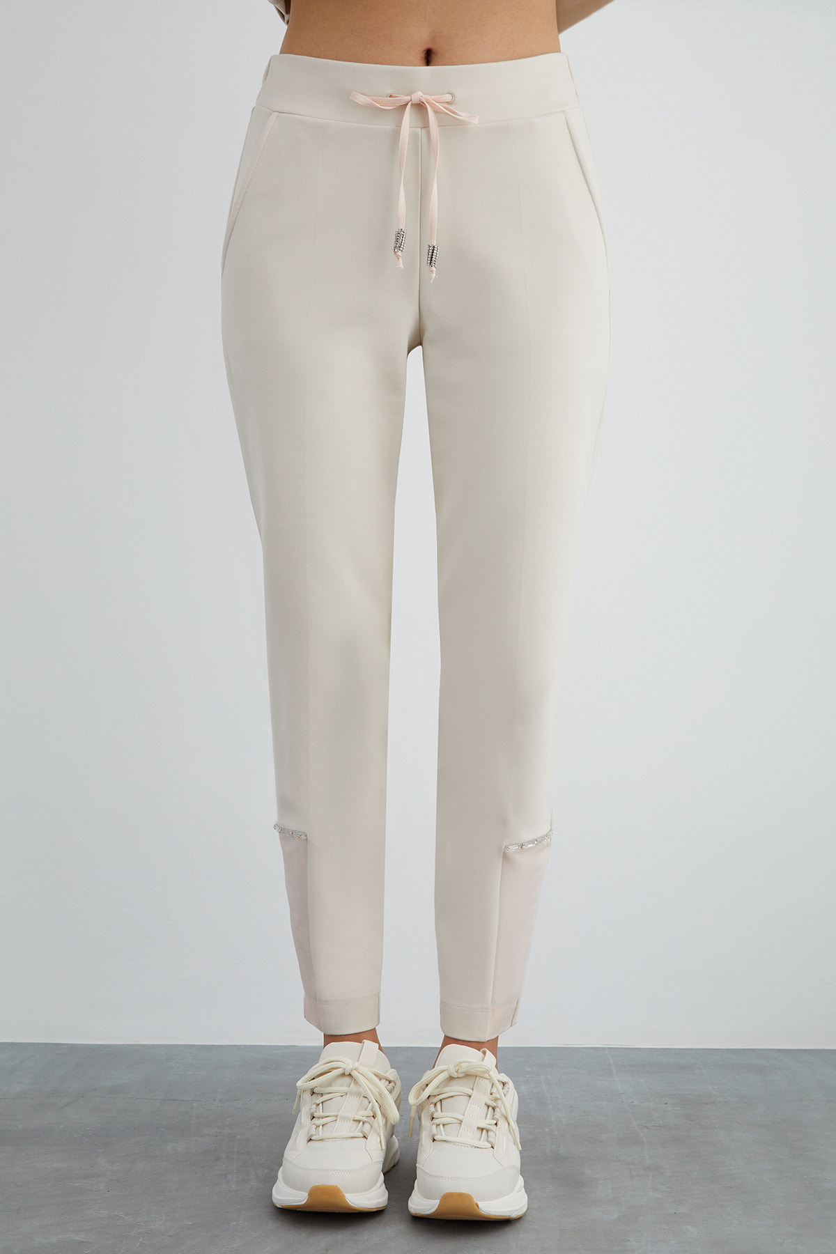 Arka Beli Lastikli Bağ Ucu Taşlı Eşofman Altı