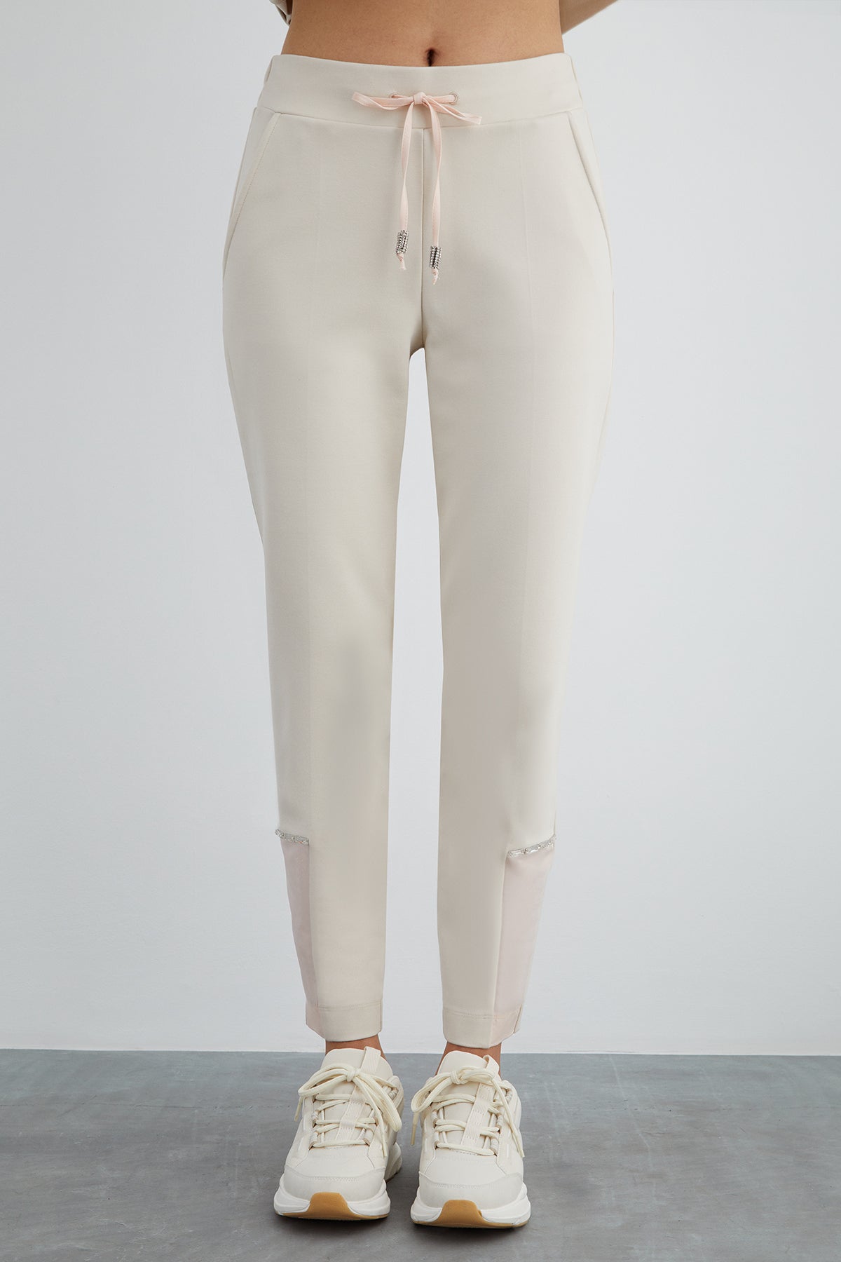 Arka Beli Lastikli Bağ Ucu Taşlı Eşofman Altı