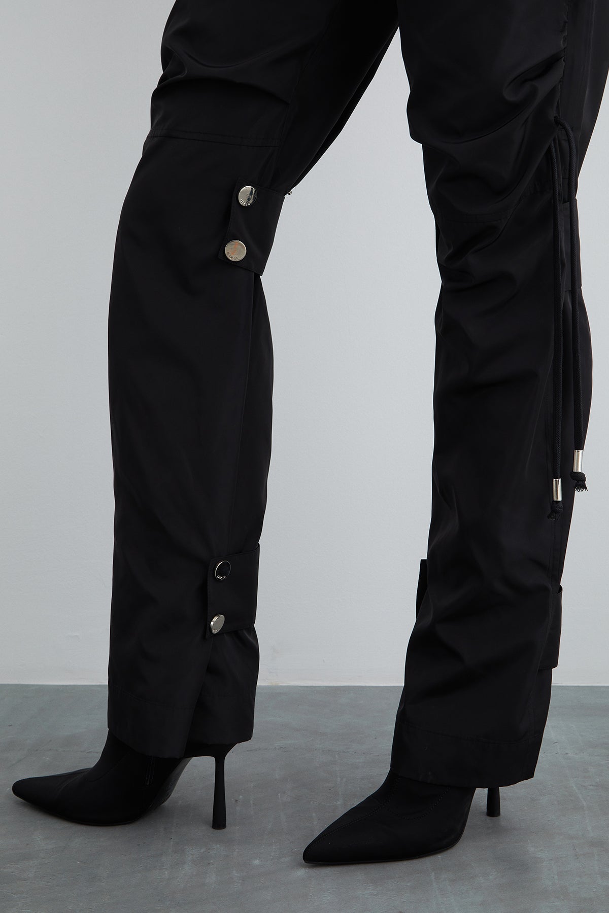 Paçası Ayarlanabilir Bantlı Çıtçıt Detaylı Pantolon