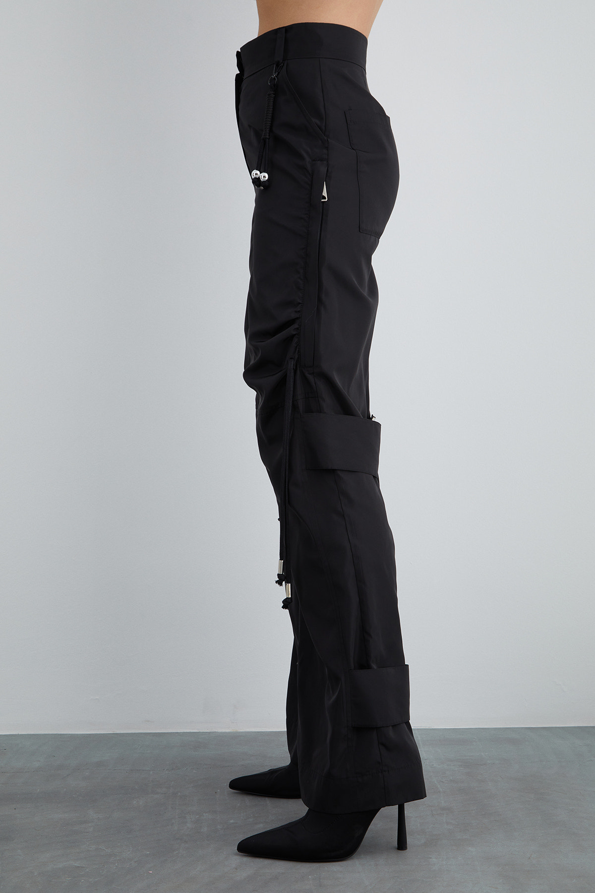 Paçası Ayarlanabilir Bantlı Çıtçıt Detaylı Pantolon