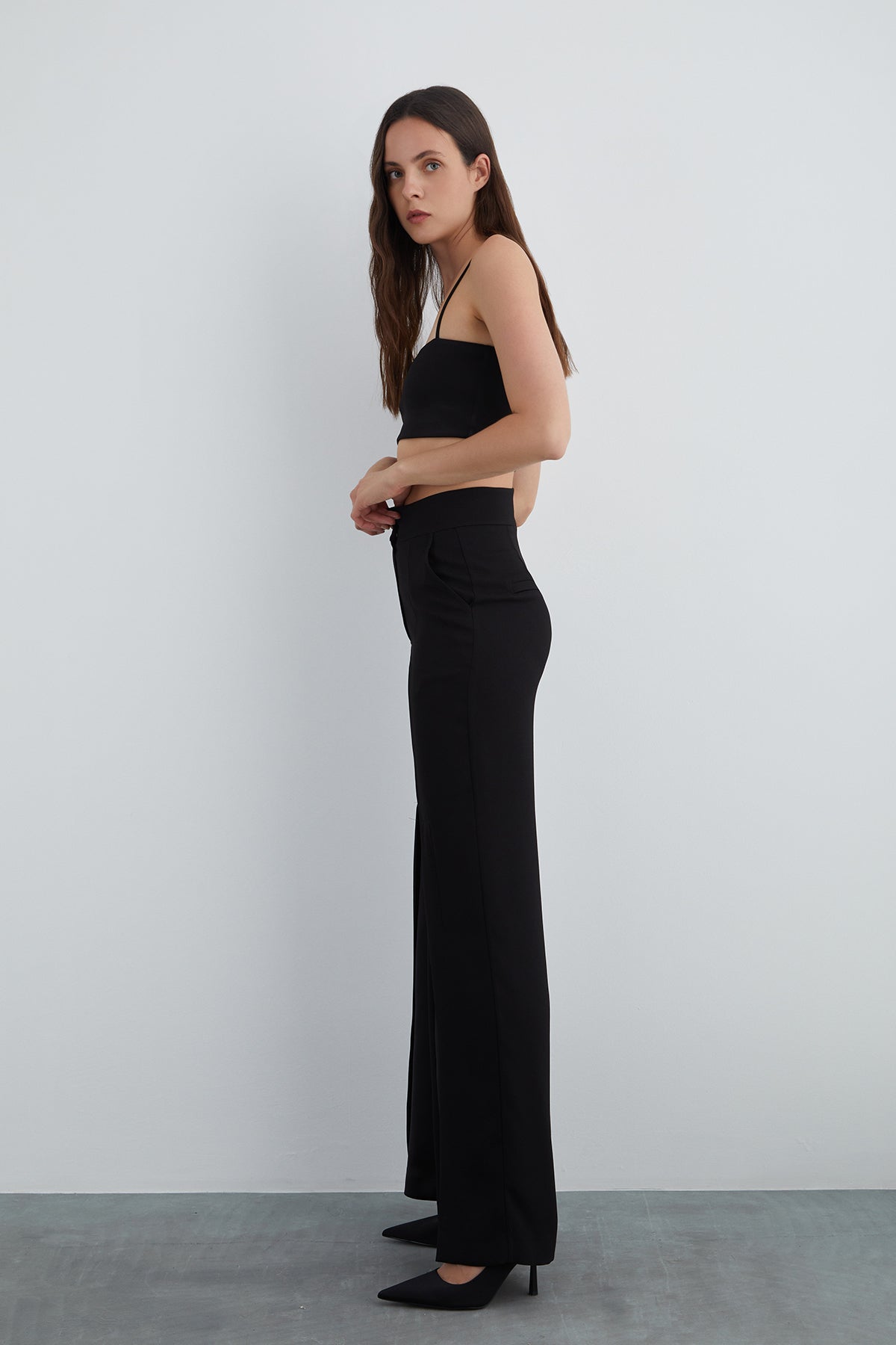 Ön Ortası Yırtmaçlı Bol Paça Pantolon