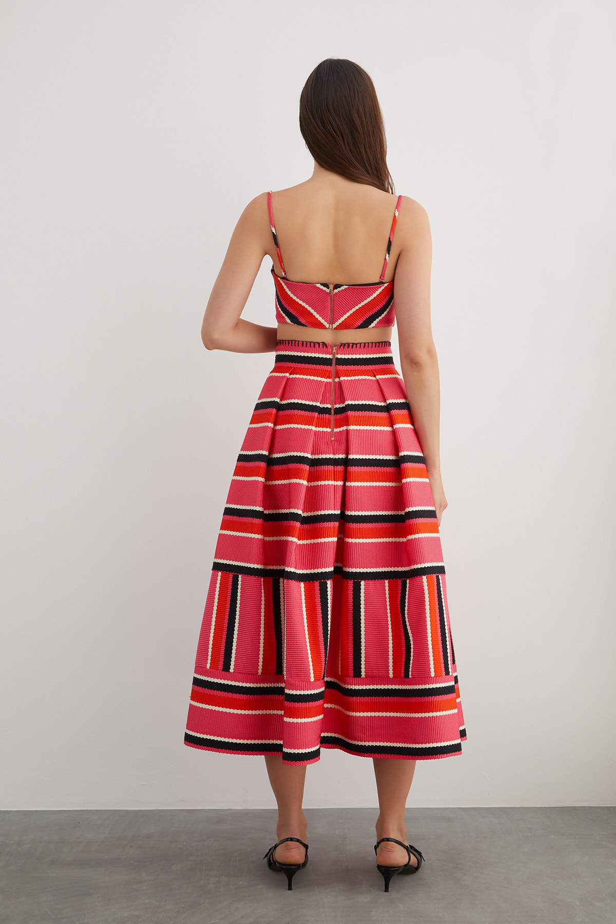 Çoban Dikiş Detaylı Askılı Asimetrik Crop Bluz