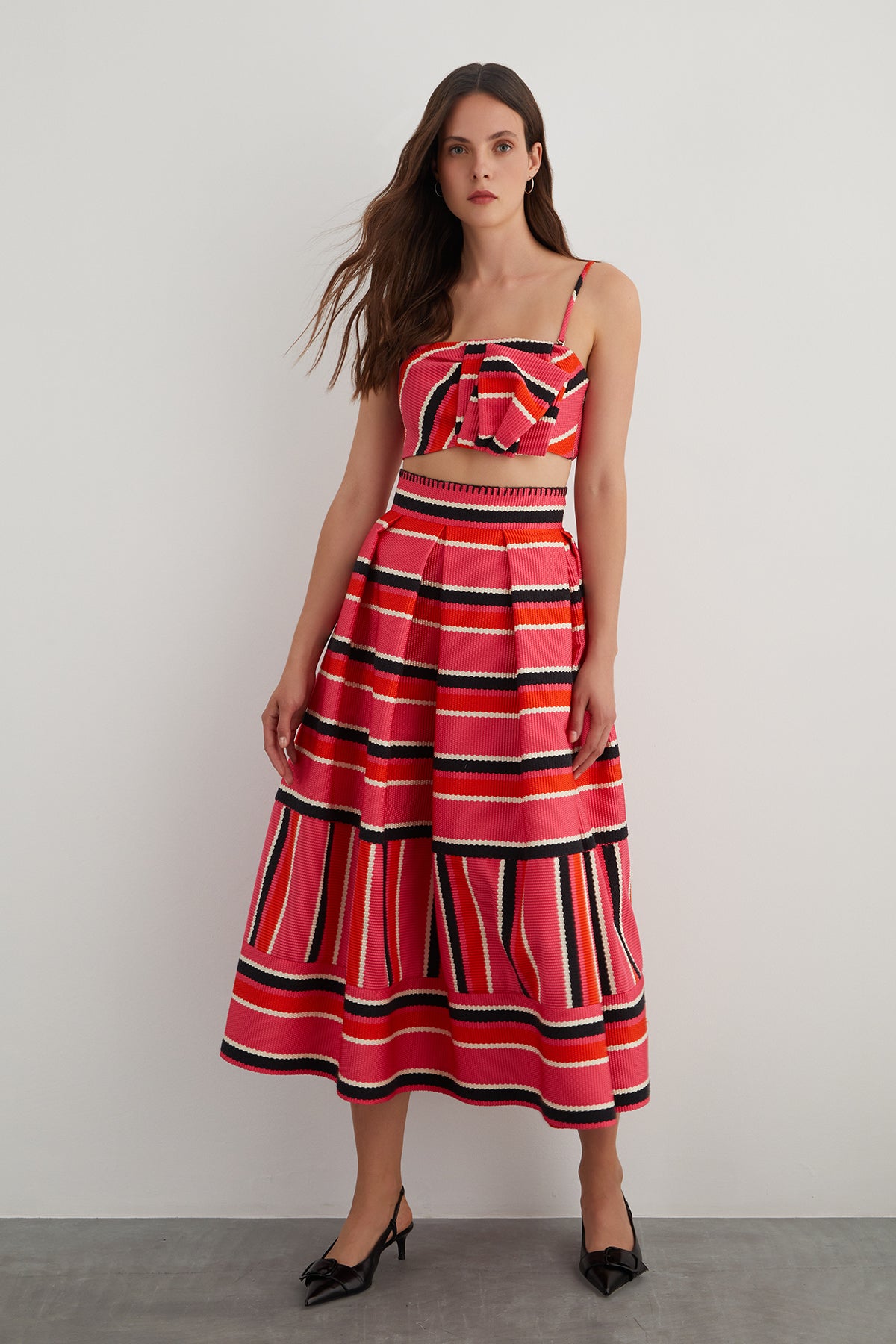 Çoban Dikiş Detaylı Askılı Asimetrik Crop Bluz