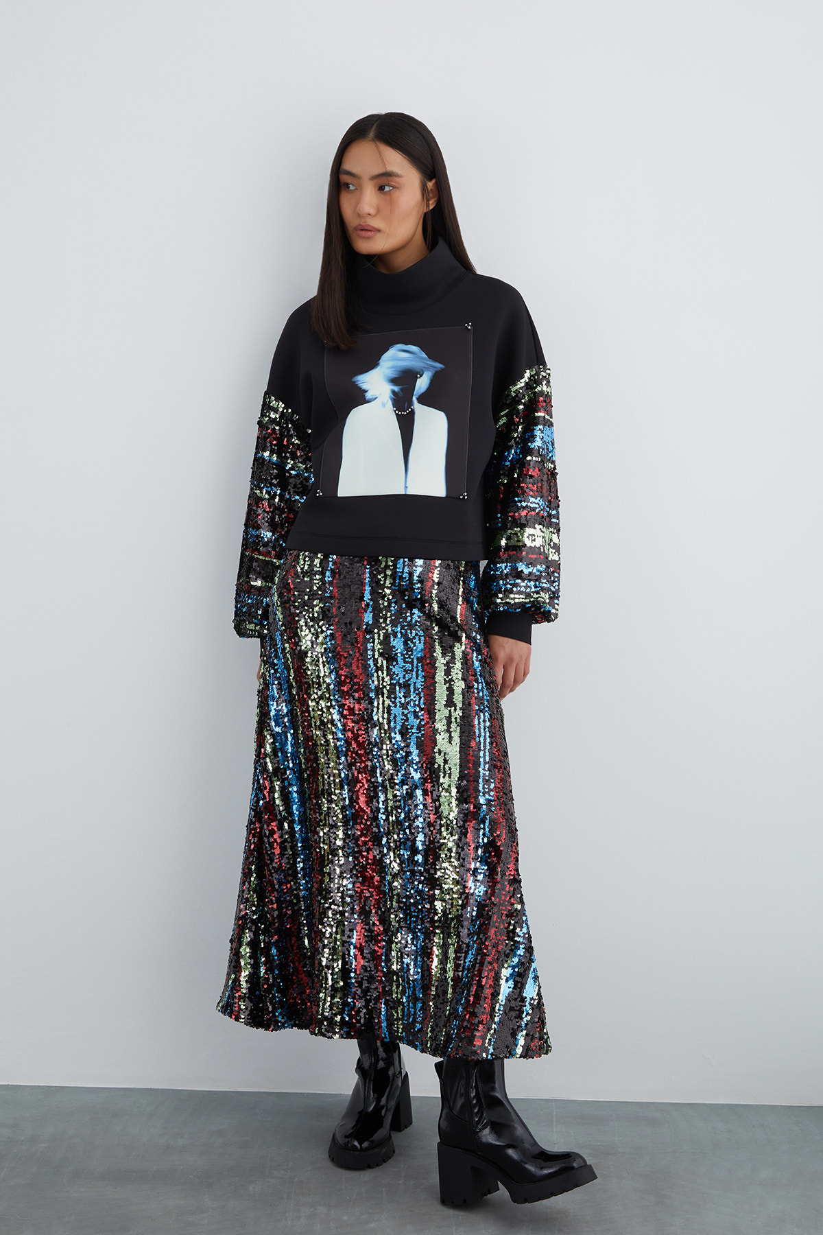 Ön Beden Özel Pano Desenli Pul Payet Kol Detaylı Dik Yaka Sweatshirt