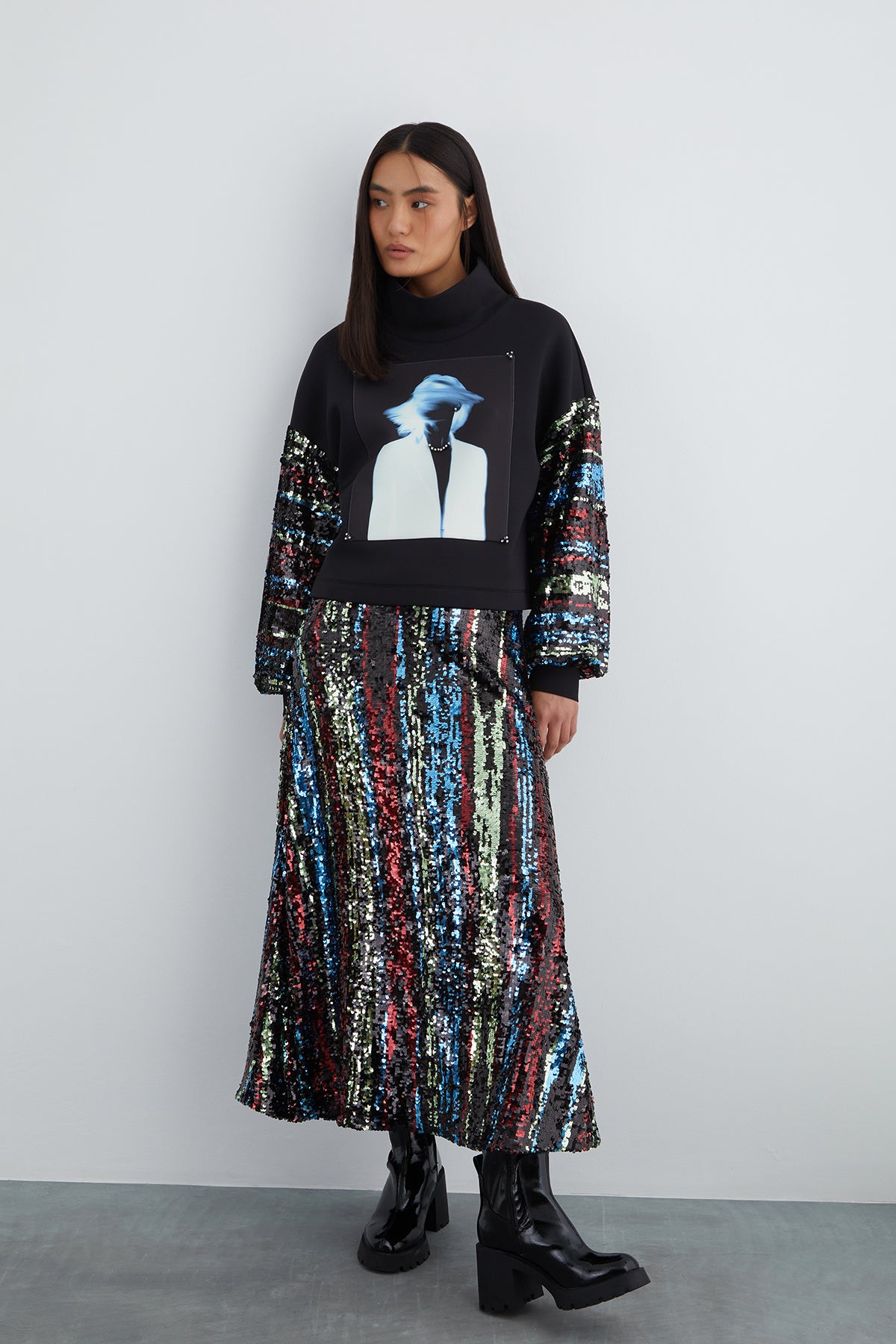 Ön Beden Özel Pano Desenli Pul Payet Kol Detaylı Dik Yaka Sweatshirt