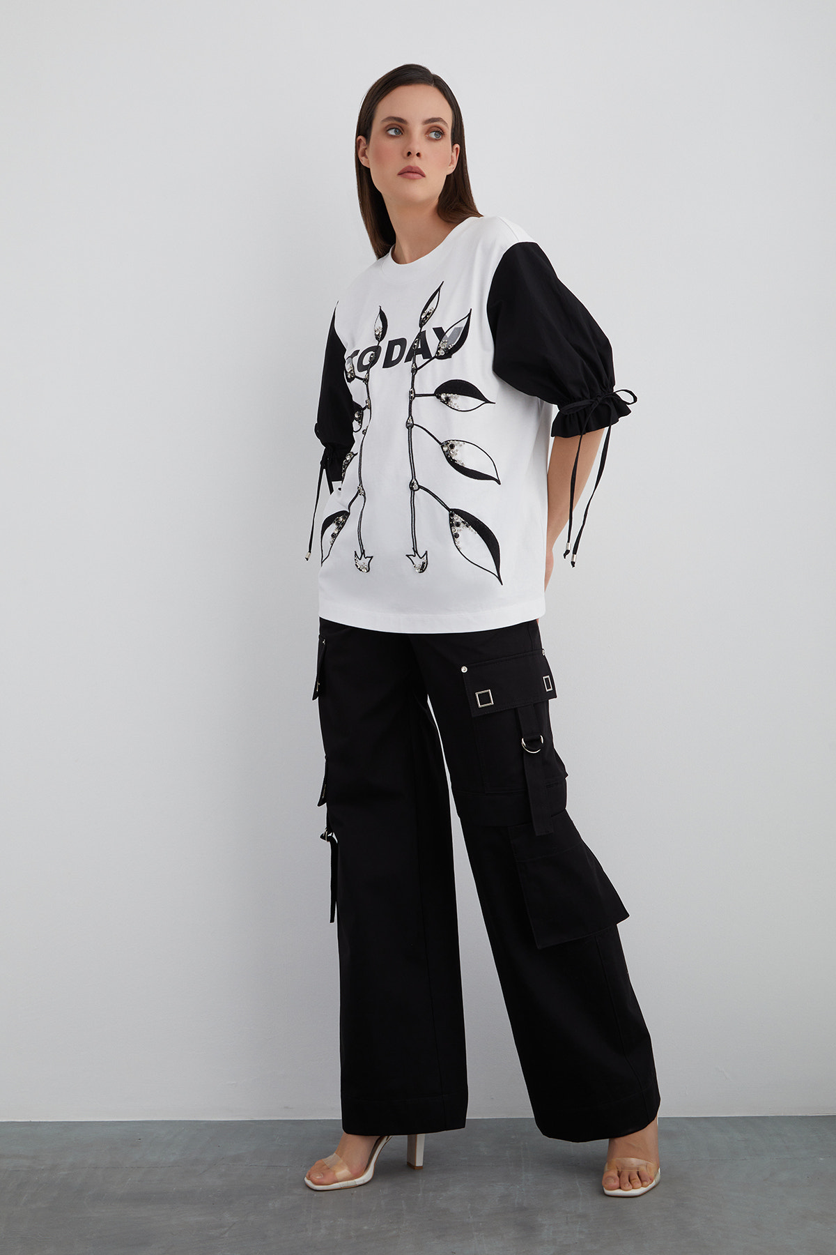 Kolu Büzülebilir Bağcık Detaylı Ön Beden Baskılı T-shirt