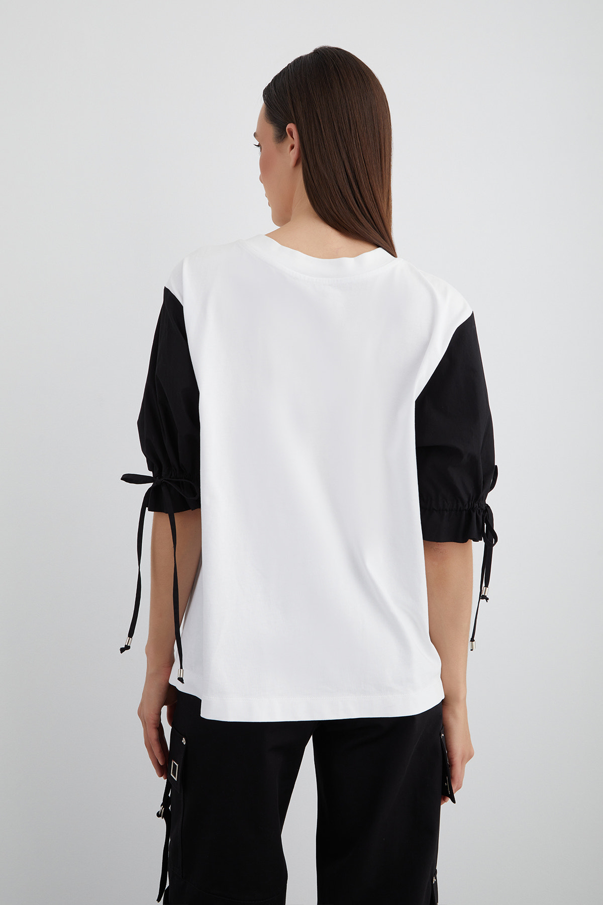 Kolu Büzülebilir Bağcık Detaylı Ön Beden Baskılı T-shirt