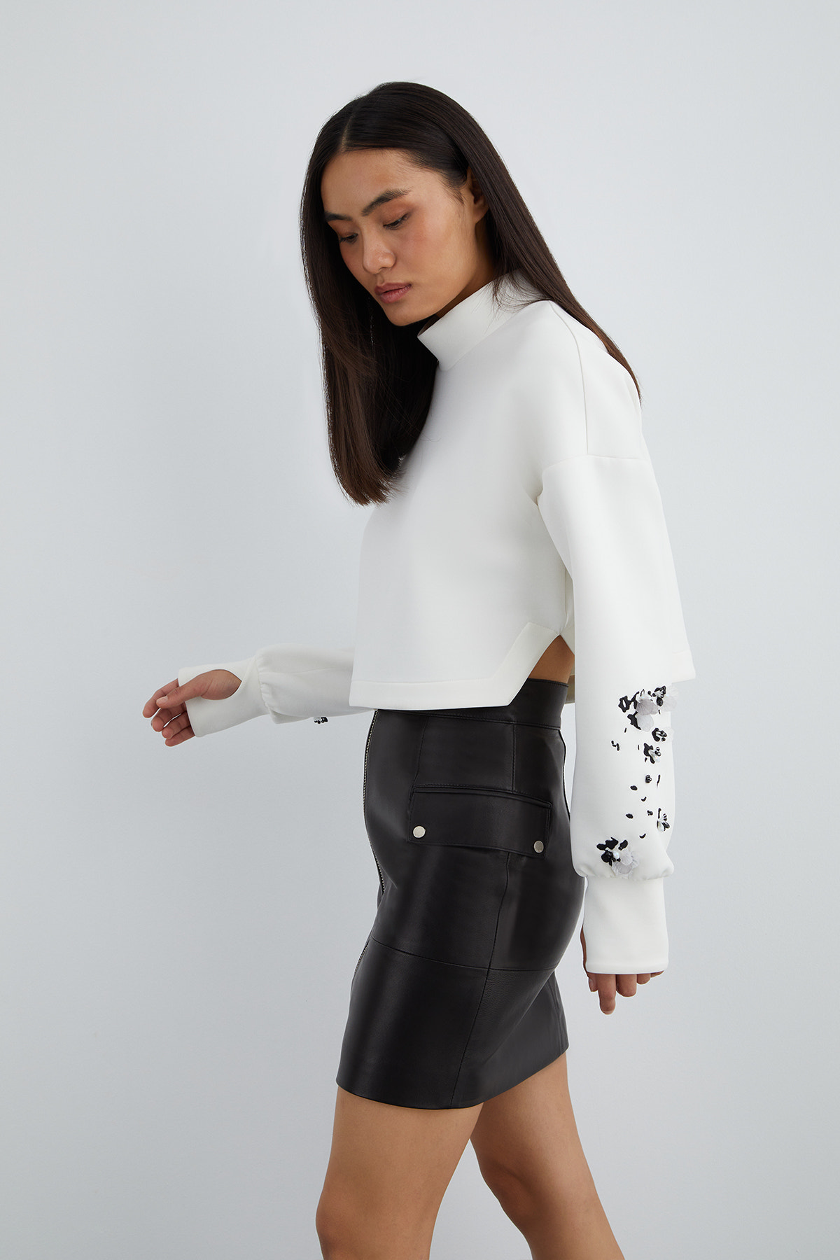 Pencereli Manşet Detaylı Kolu İşlemeli Dik Yaka Kısa Bluz