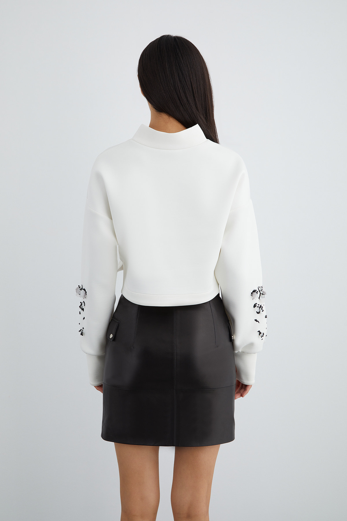 Pencereli Manşet Detaylı Kolu İşlemeli Dik Yaka Kısa Bluz